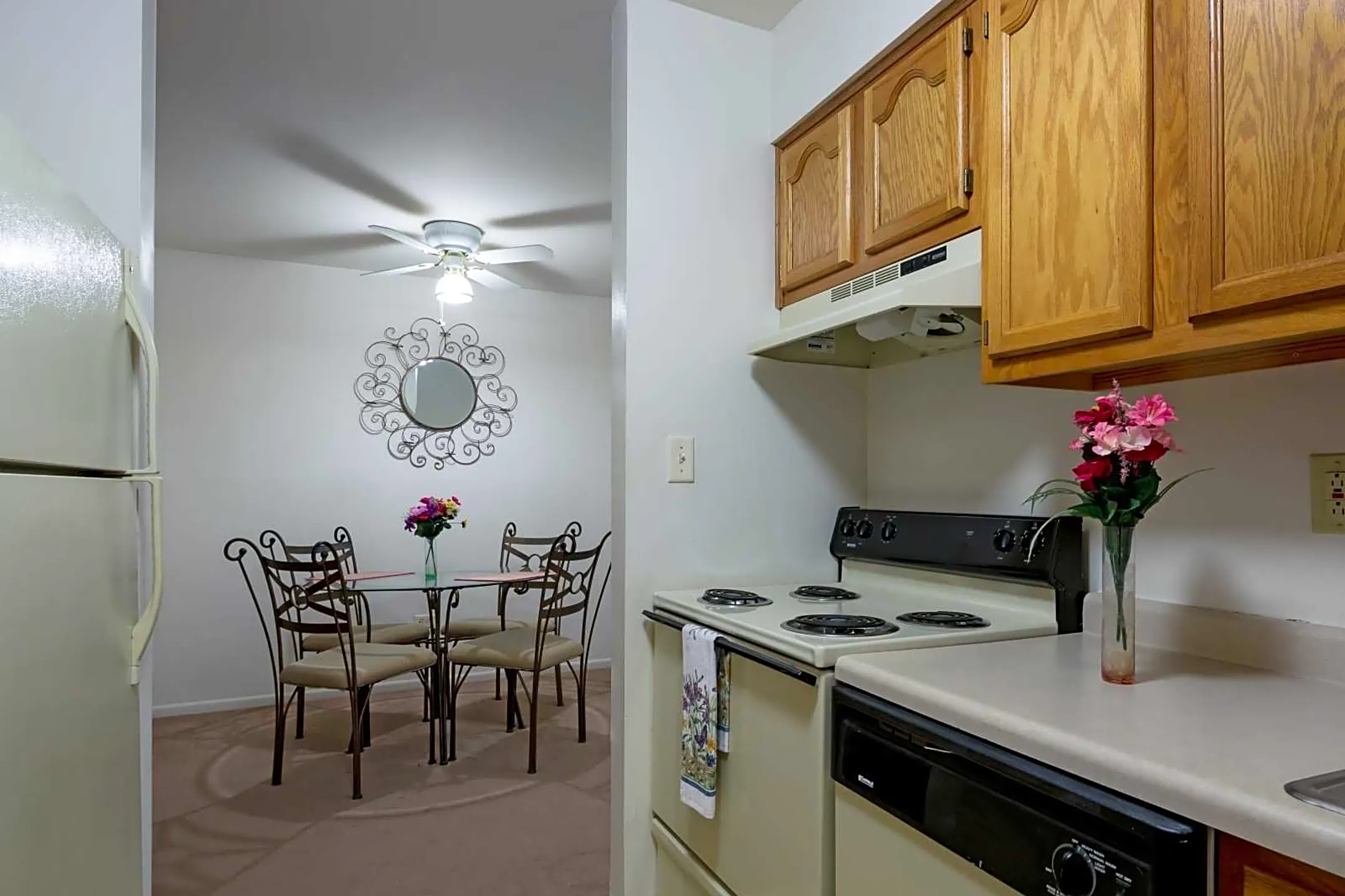 Kitchen - Dynasty Pointe - Woodridge, IL