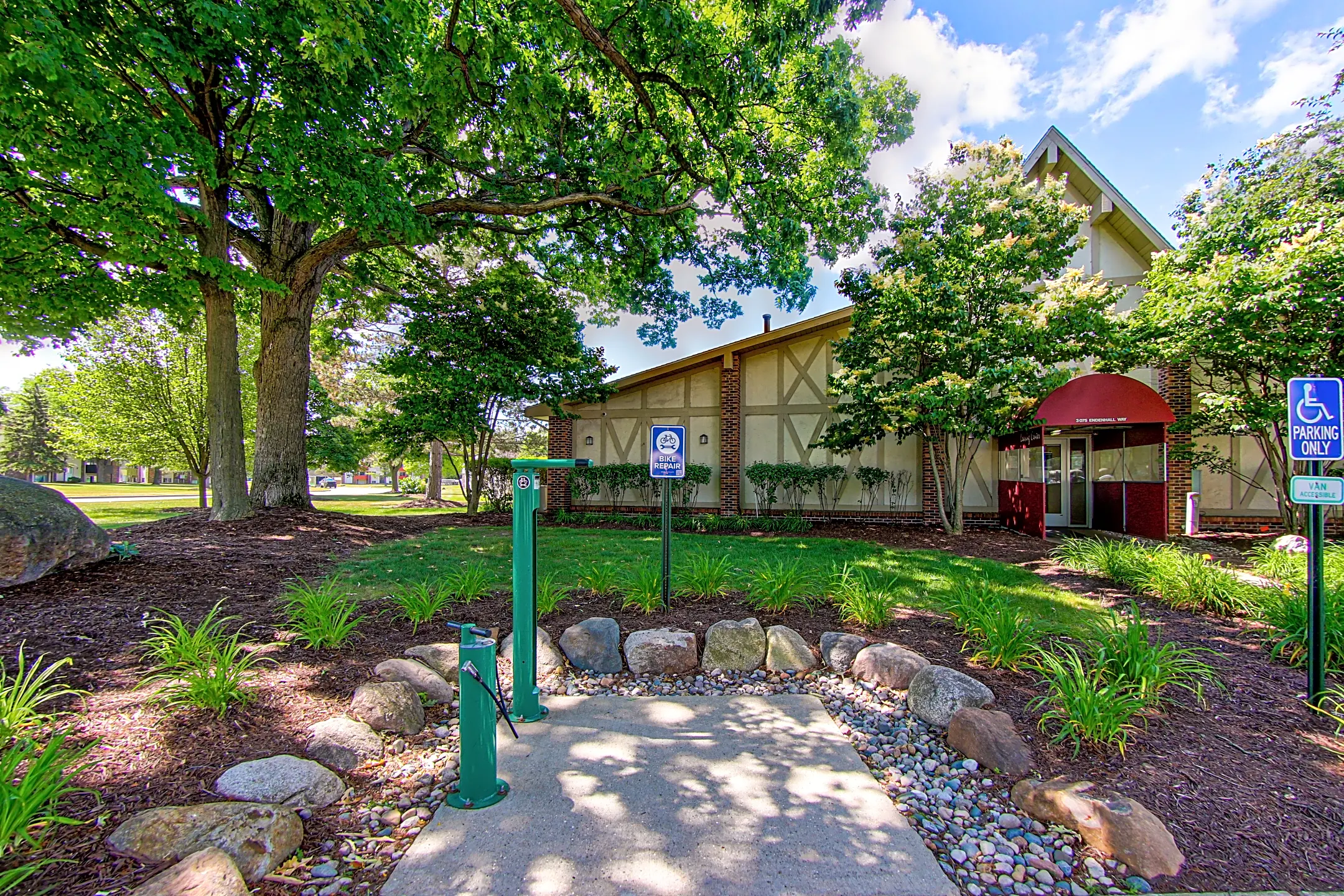 Castle Pointe Apartments 3075 Endenhall Way East Lansing, MI for