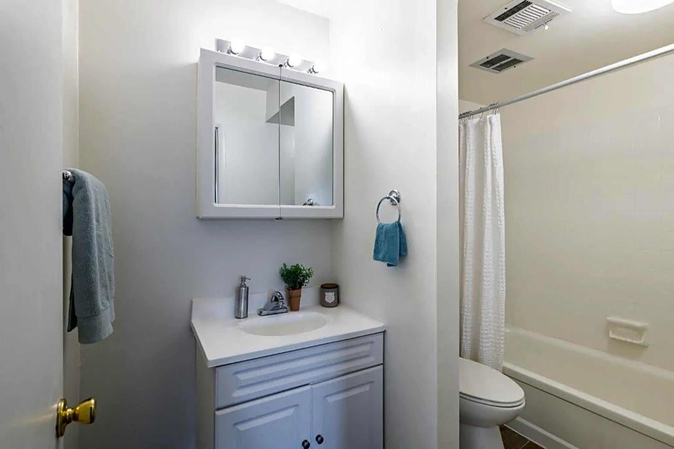 Country Village Apartment Homes 480 Country Dr Dover, DE Apartments