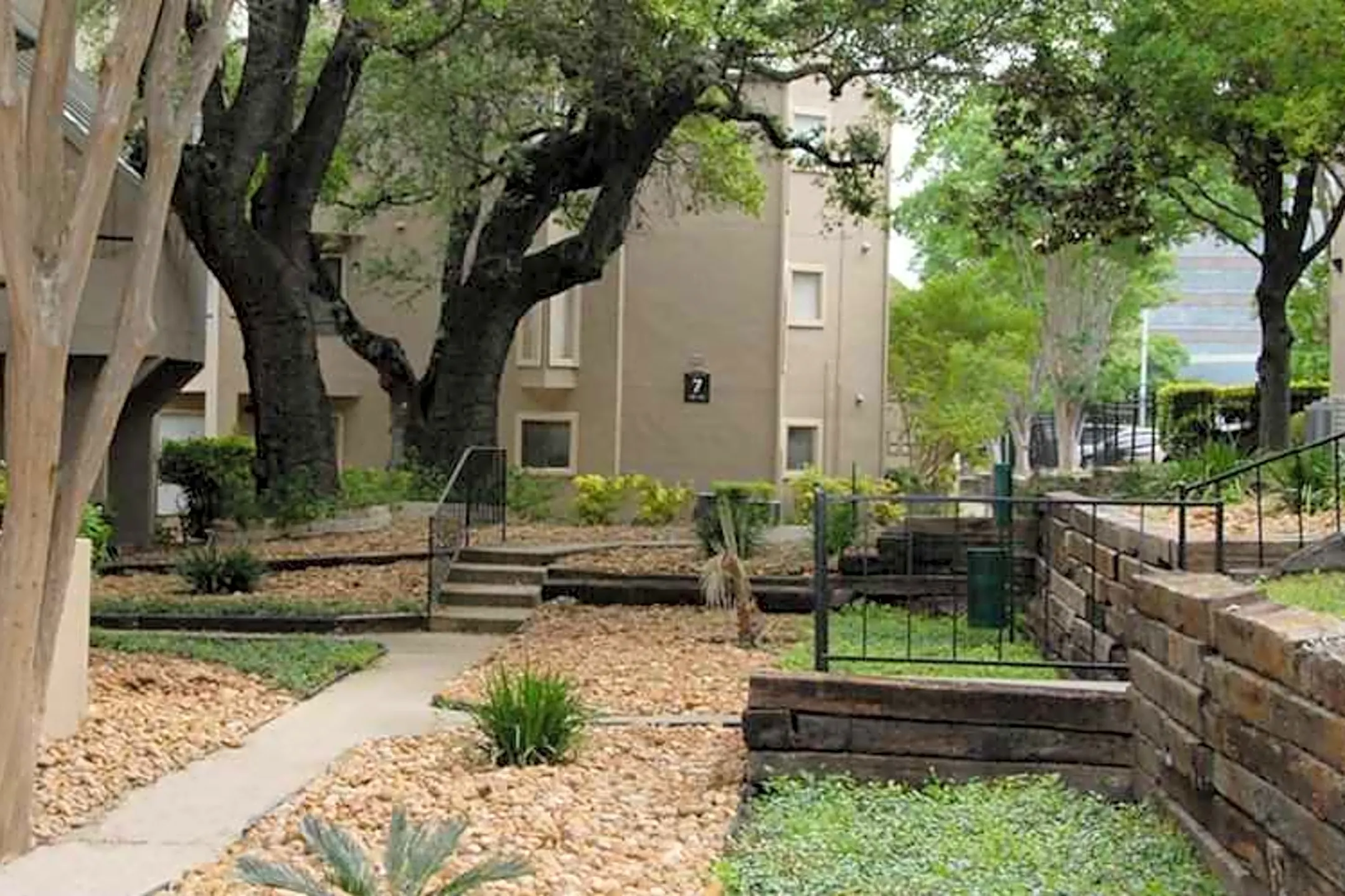 Courtyard - 4000 Horizon Hill Apartments - San Antonio, TX