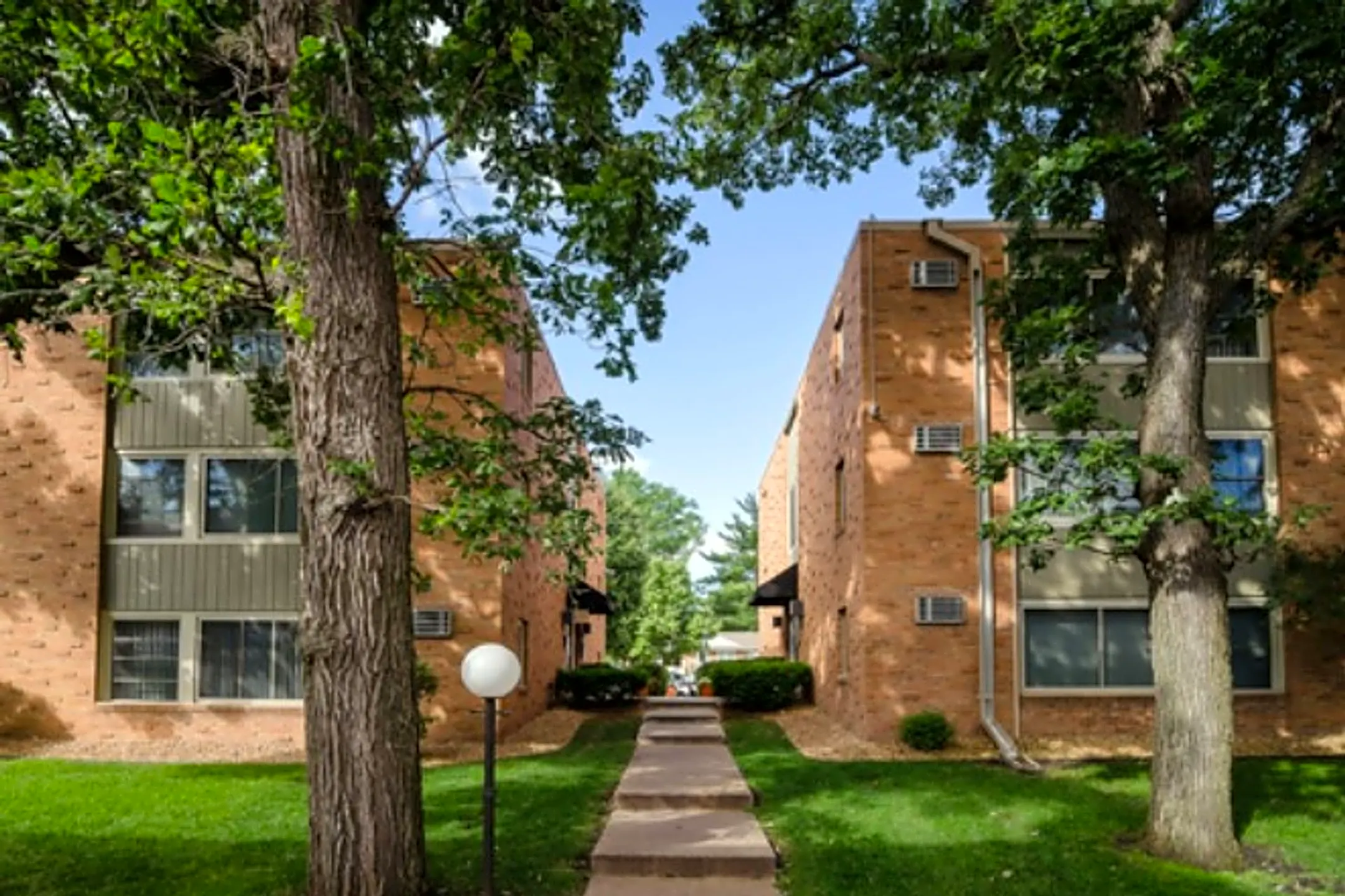 Robinwood Apartments 3848 West Broadway Robbinsdale, MN Apartments
