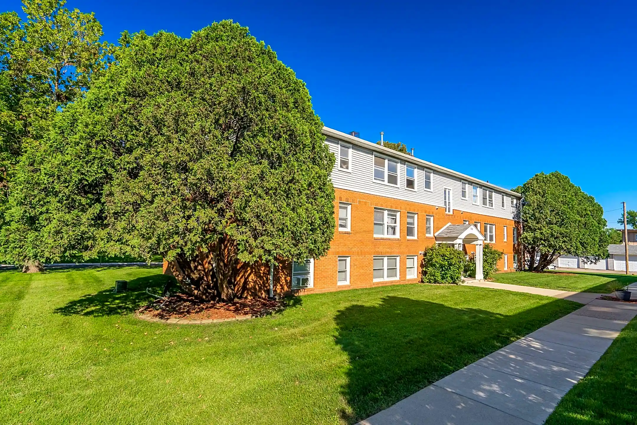 Academy Apartments 706 E Academy St Owatonna, MN Apartments for