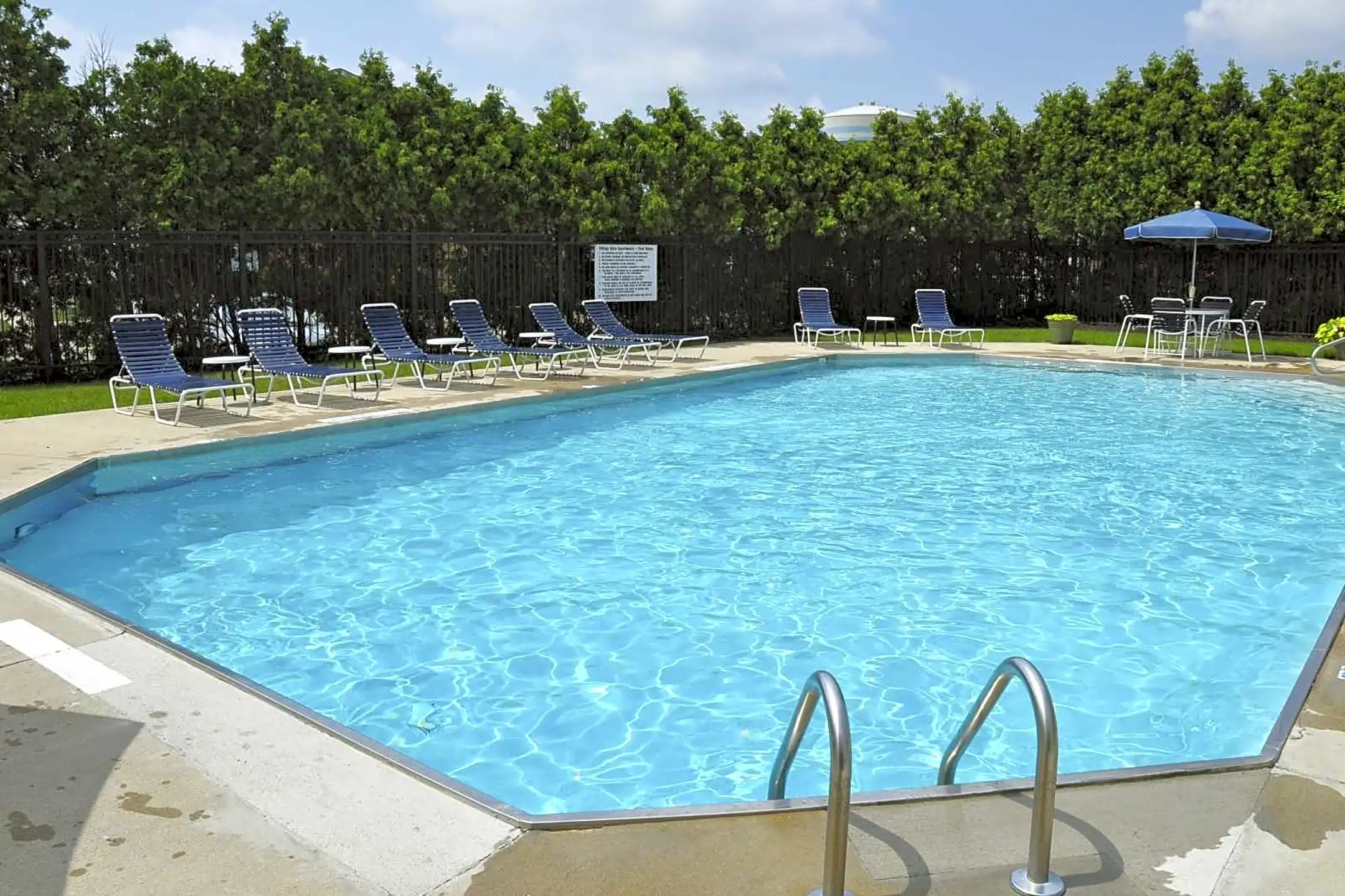 Pool - Village Gate Apartments - Reynoldsburg, OH