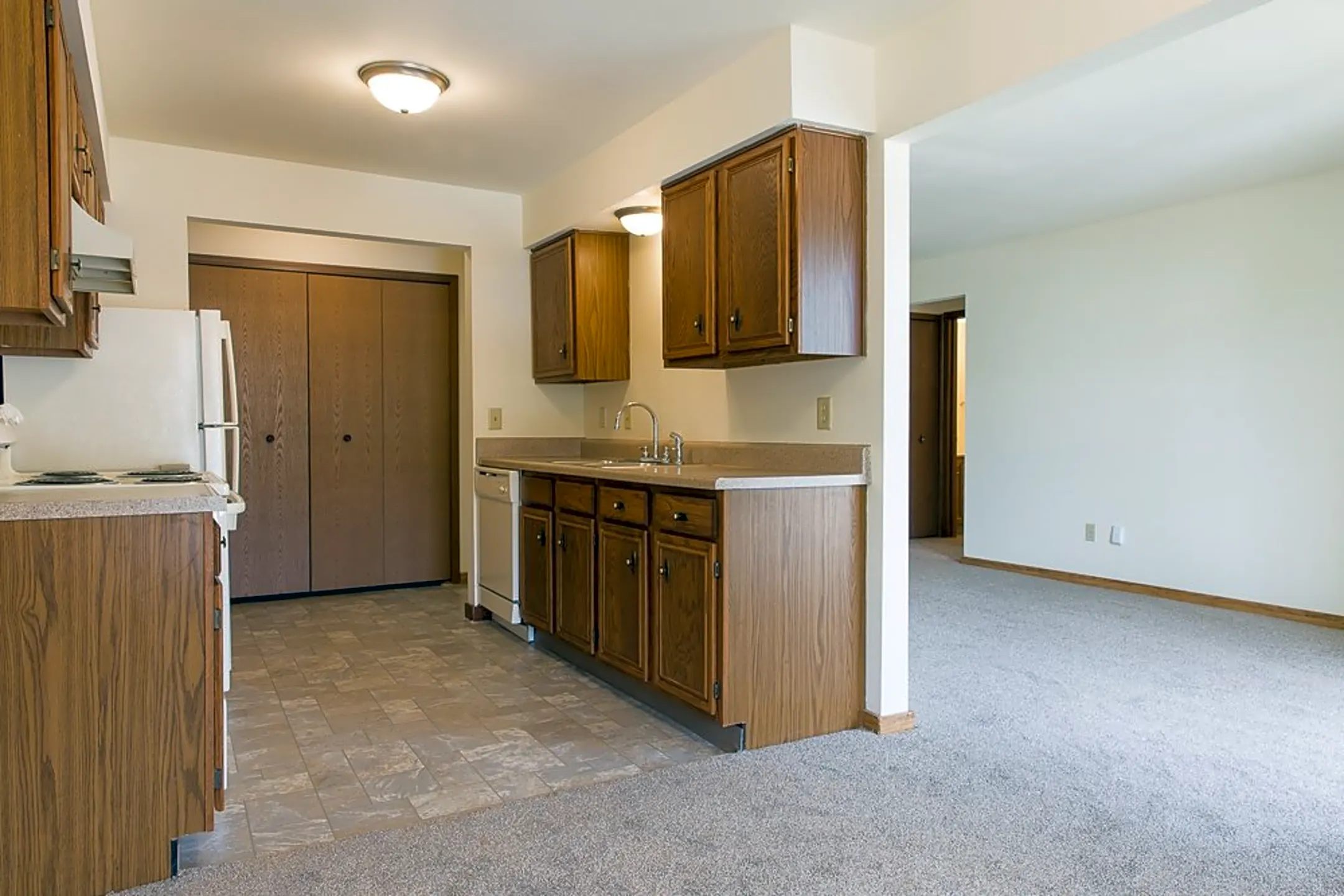Kitchen - Woodfield Apartments - Grand Rapids, MI