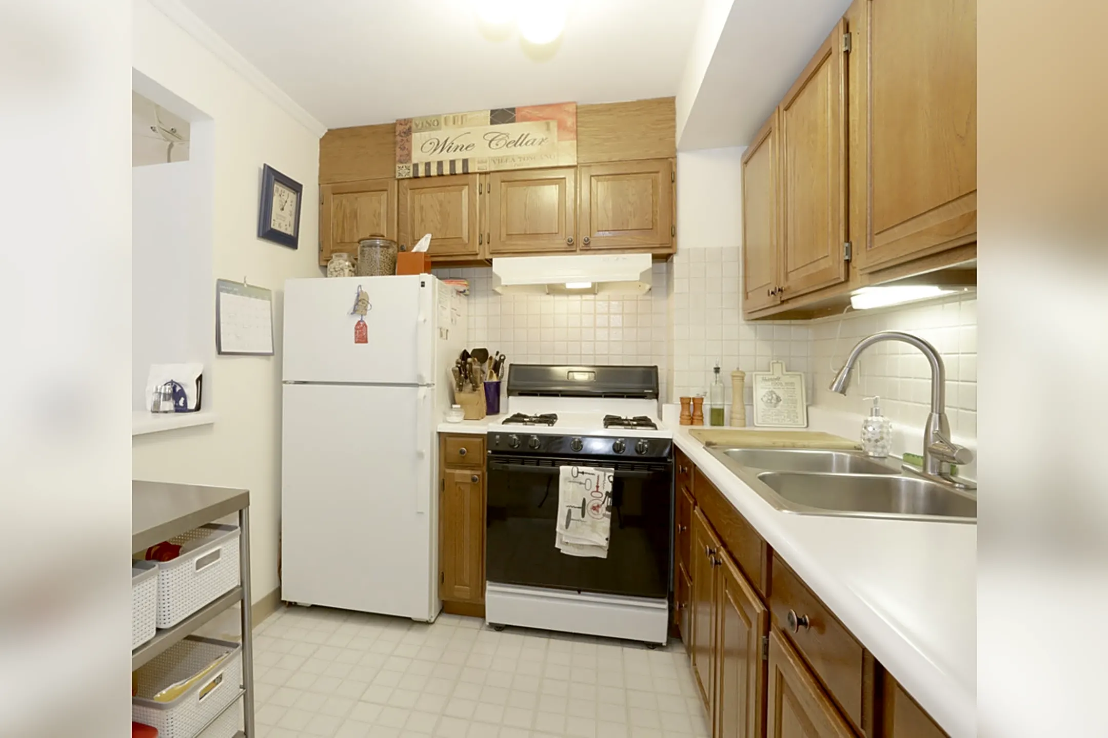 Kitchen - Village Grove Apartments - Elk Grove Village, IL