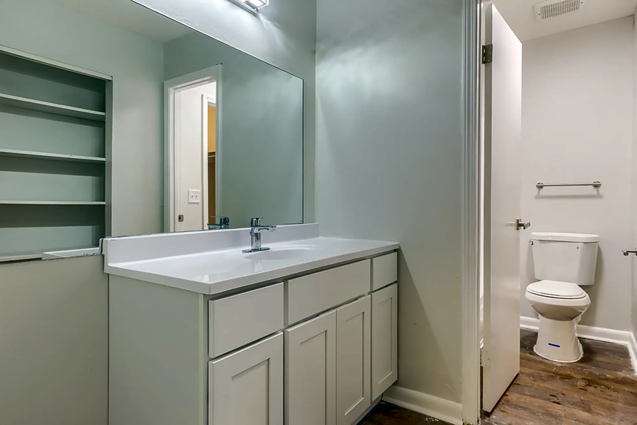 Bathroom - Madison Park Apartments - Ridgeland, MS