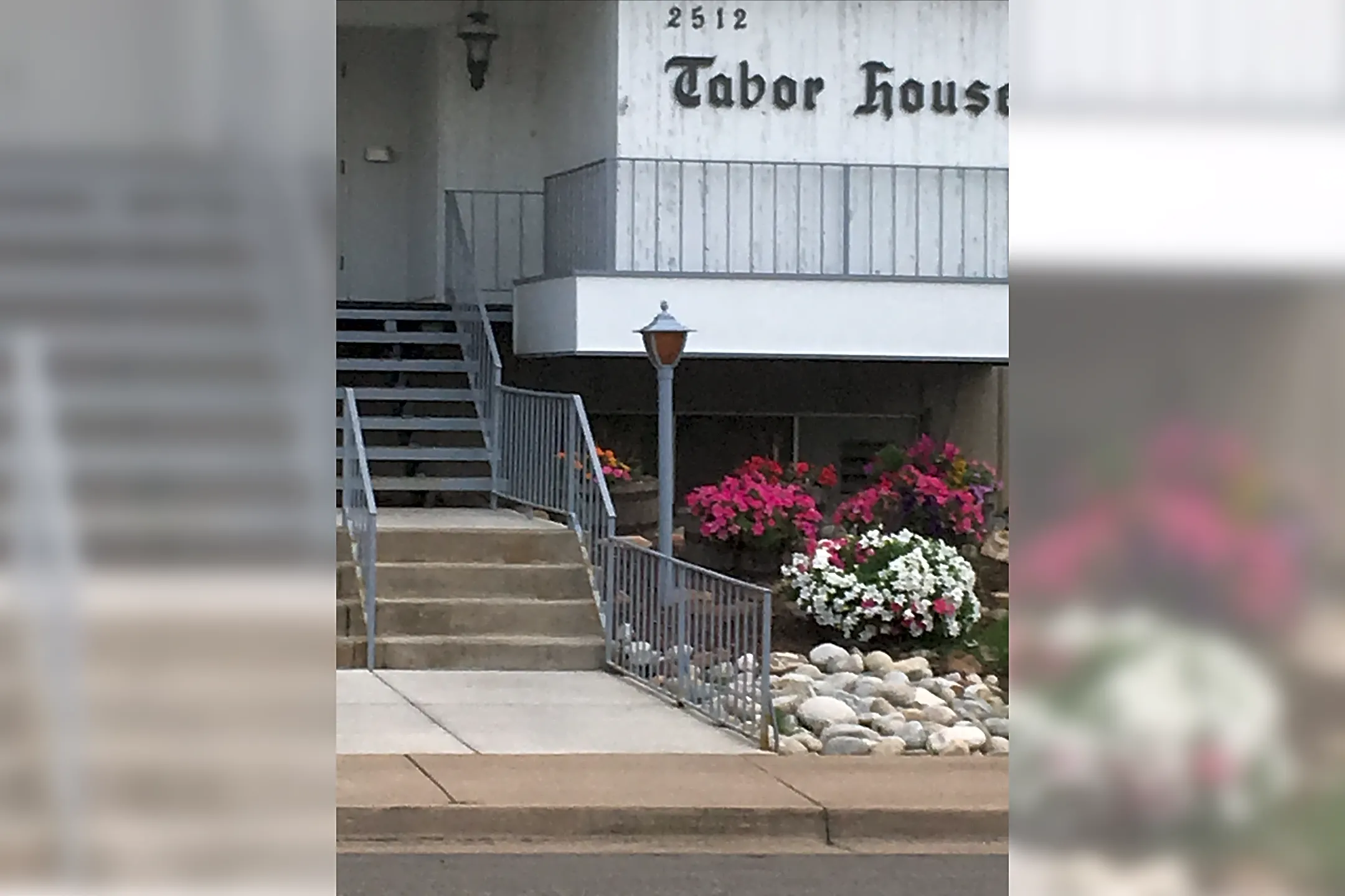 Tabor House Apartments - Denver, CO 80210