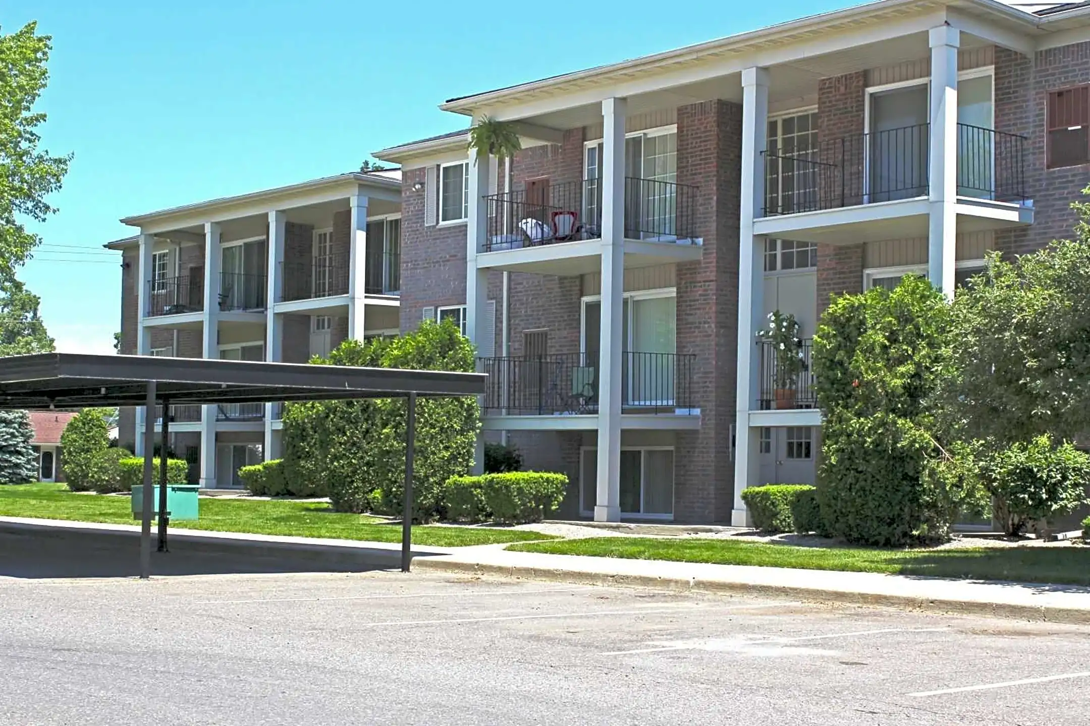Building - Cass Lake Shore Club - Waterford, MI