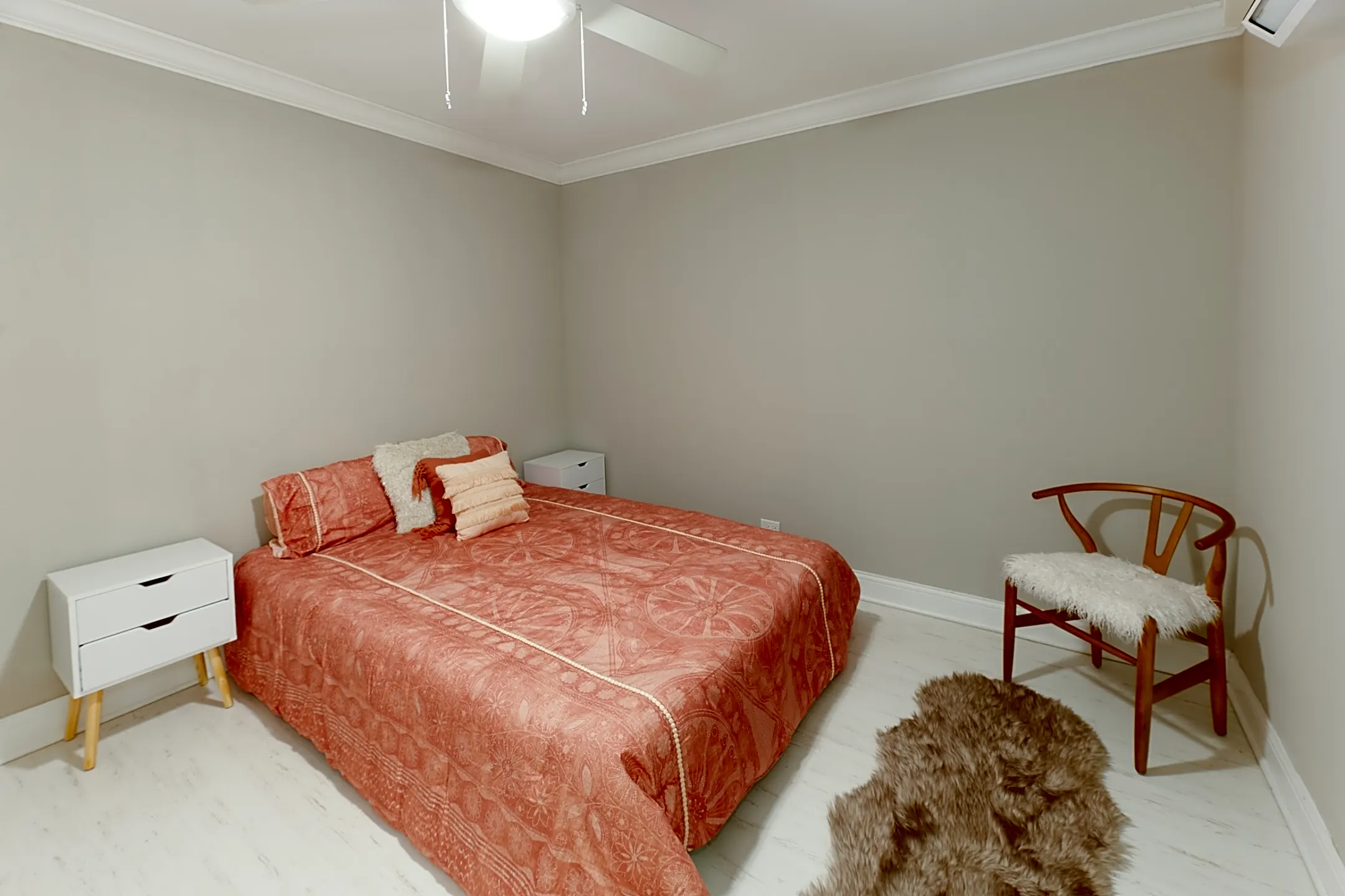 Bedroom - Lincoln Park Plaza - Chicago, IL