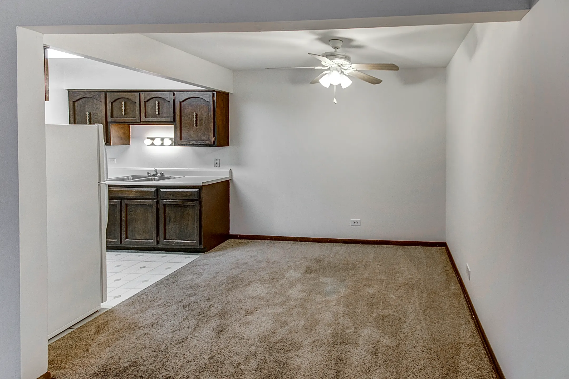 Hickory Oaks Apartments 18330 Torrence Ave Lansing, IL Apartments