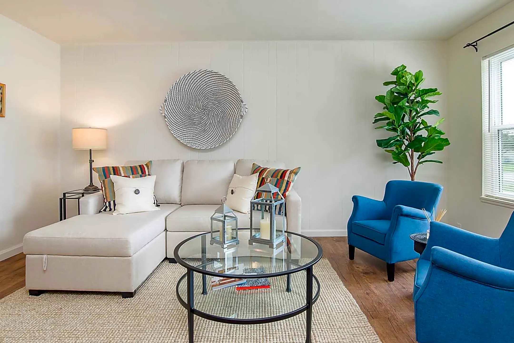 Living Room - Villa Del Sol Apartments - Indianapolis, IN