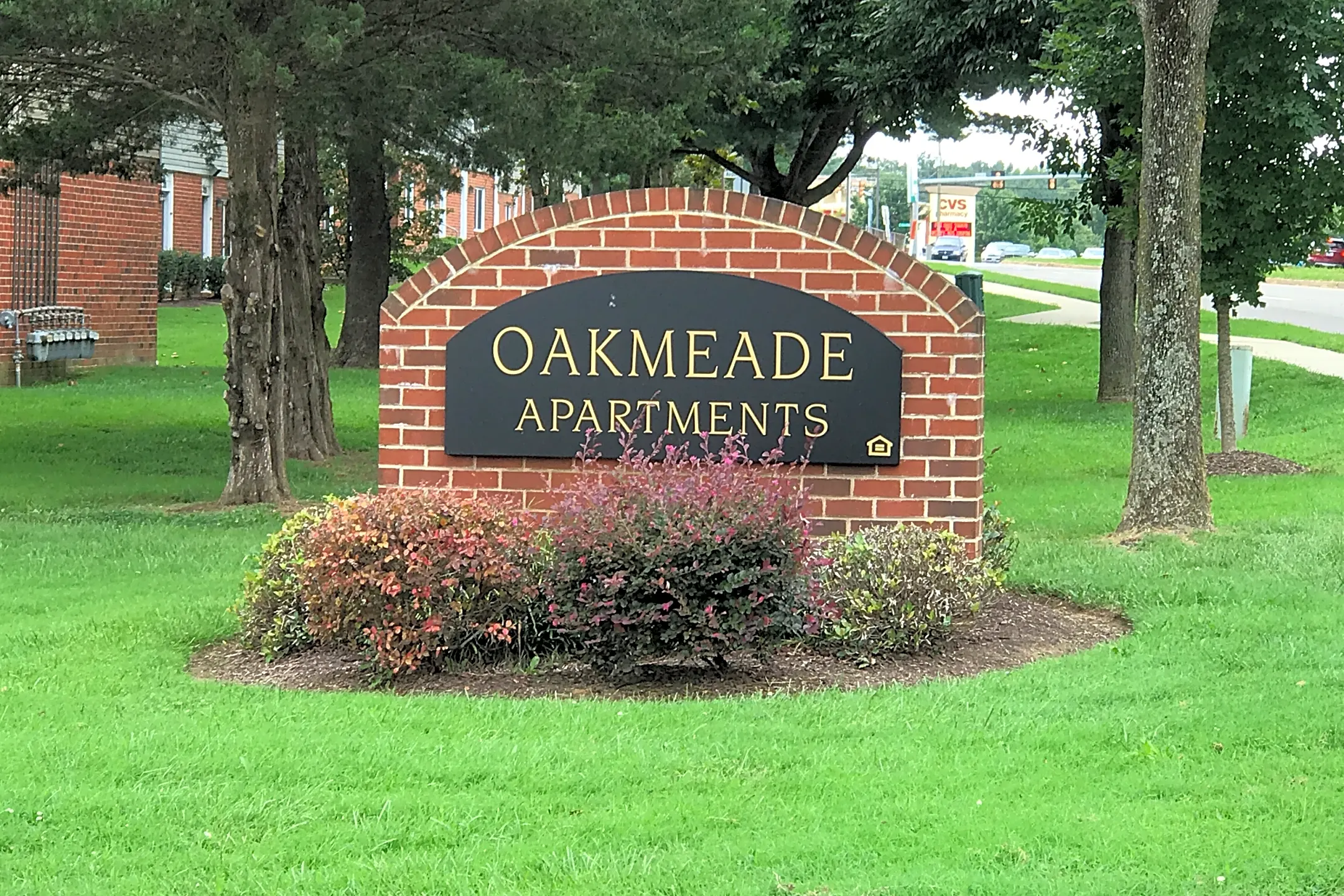 Pool - Oakmeade Apartments - Henrico, VA