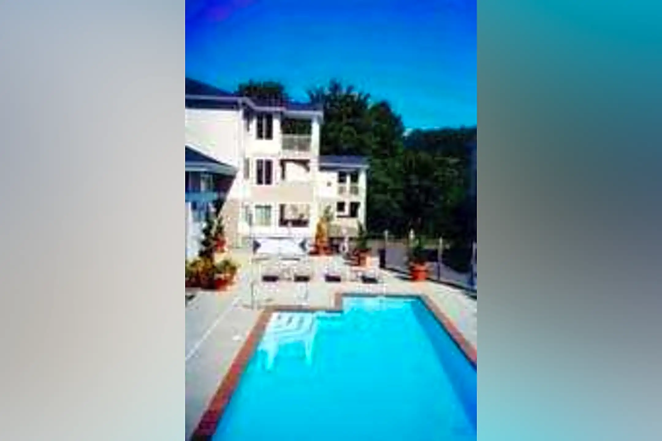Le Chateau At Richards Creek - Bellevue, WA