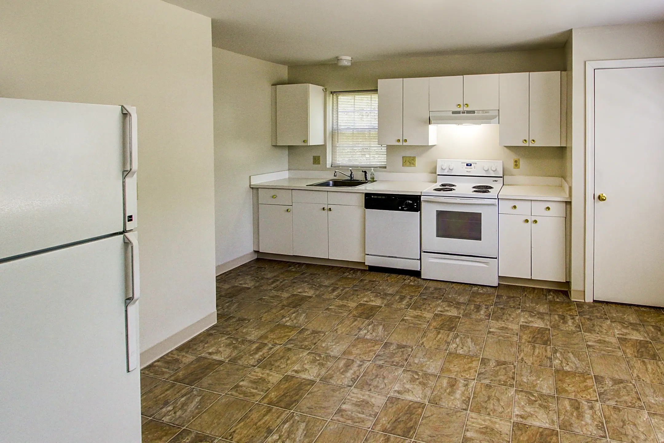 Kitchen - Marshfield Apartments - North Branford, CT