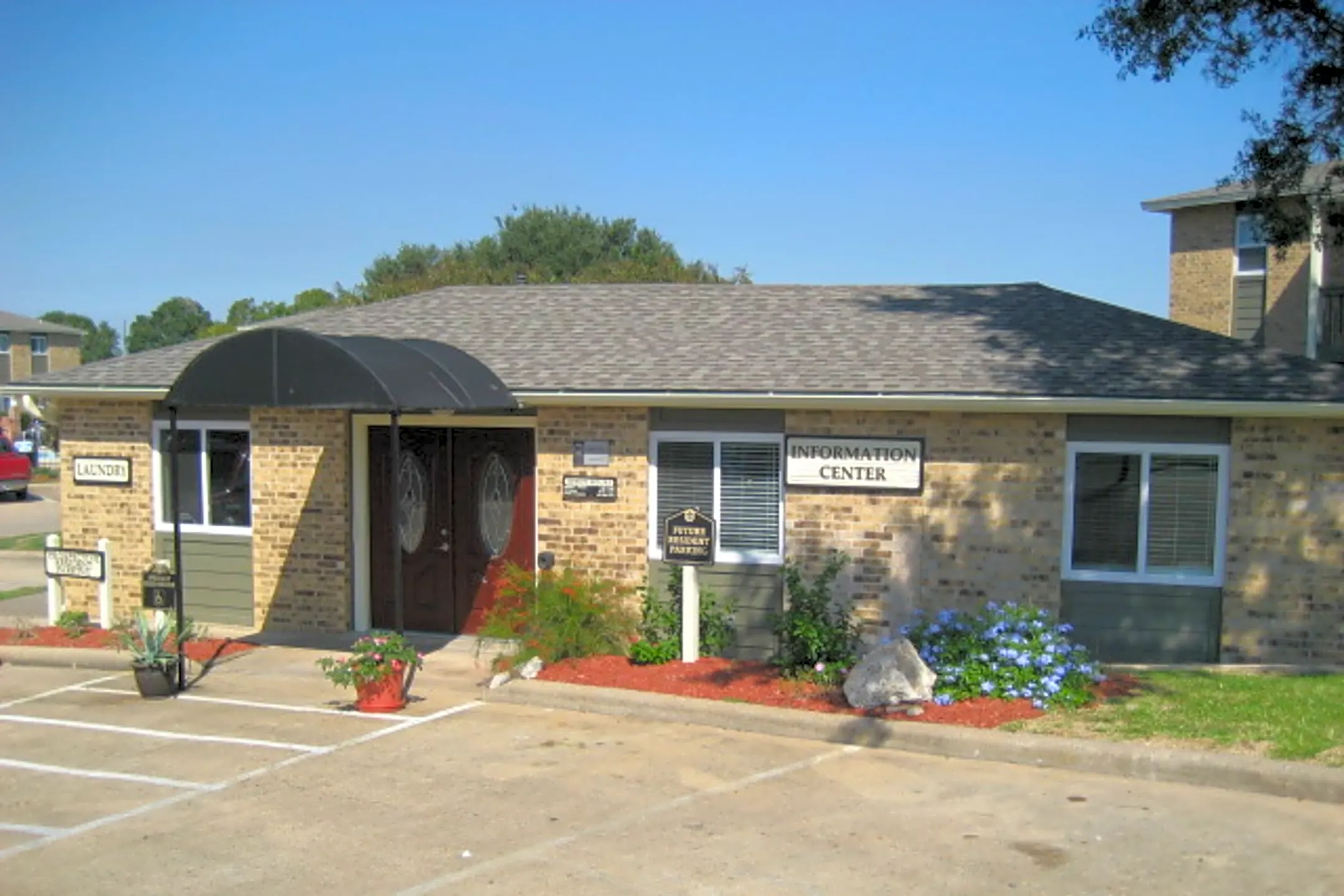 Edgewood Apartments 1601 Highway 90 W Sealy, TX Apartments for Rent
