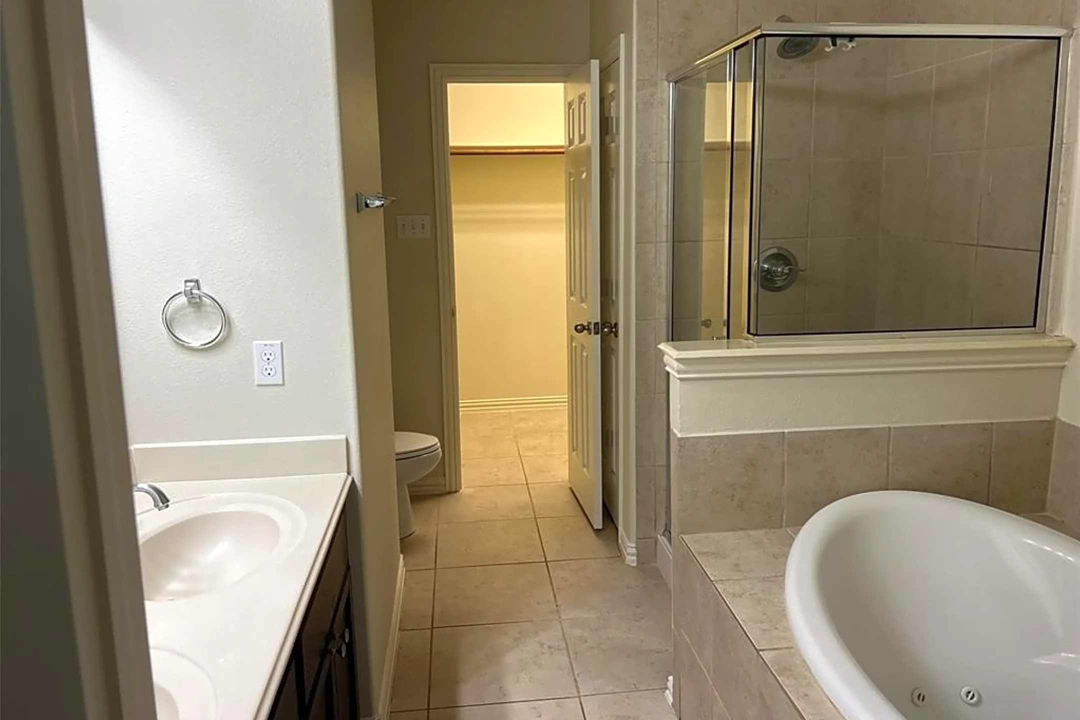 Bathroom - 1412 Carver Ln - Irving, TX
