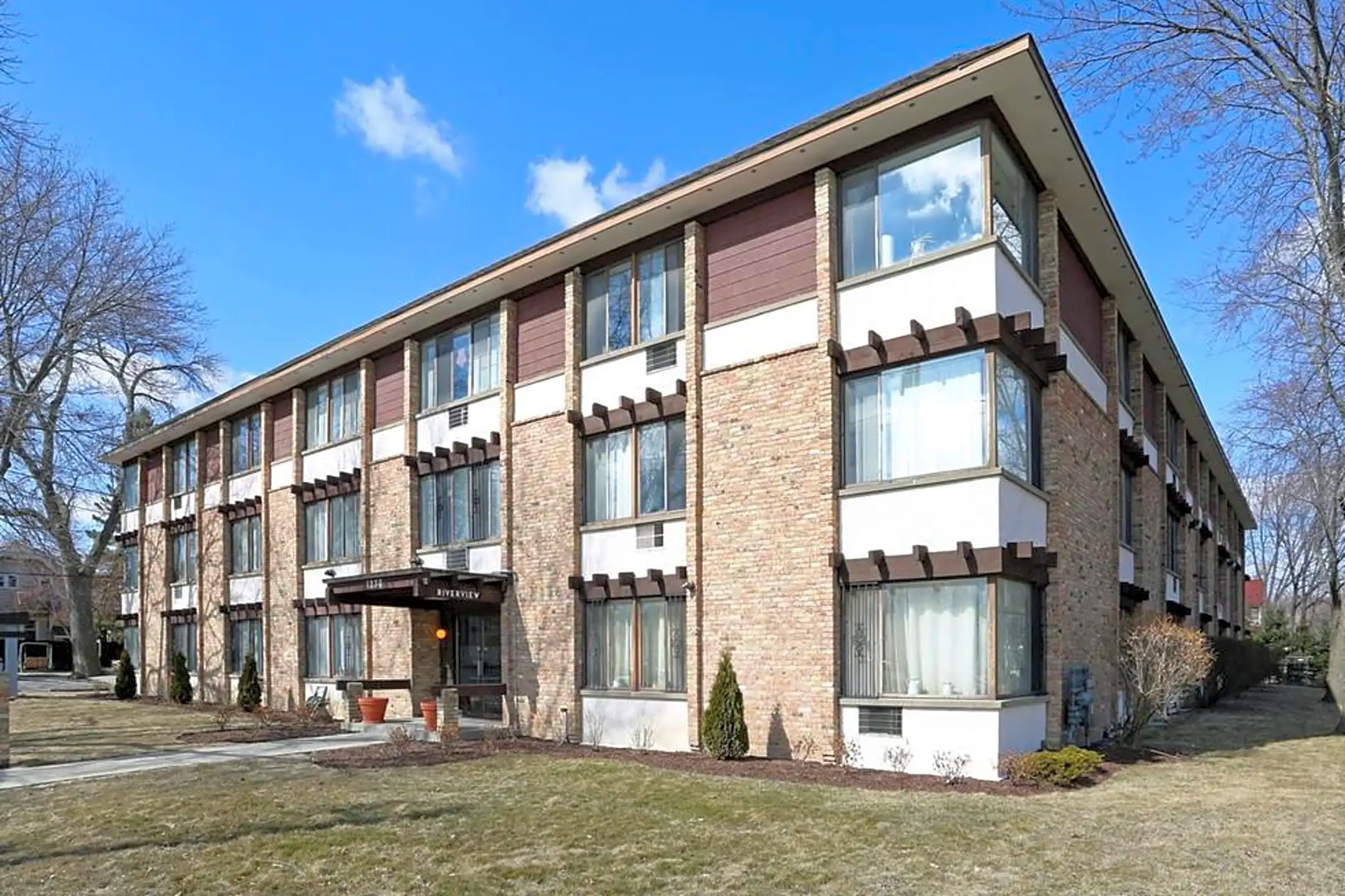 Riverview Apartments 1230 East Auer Avenue Milwaukee, WI Apartments