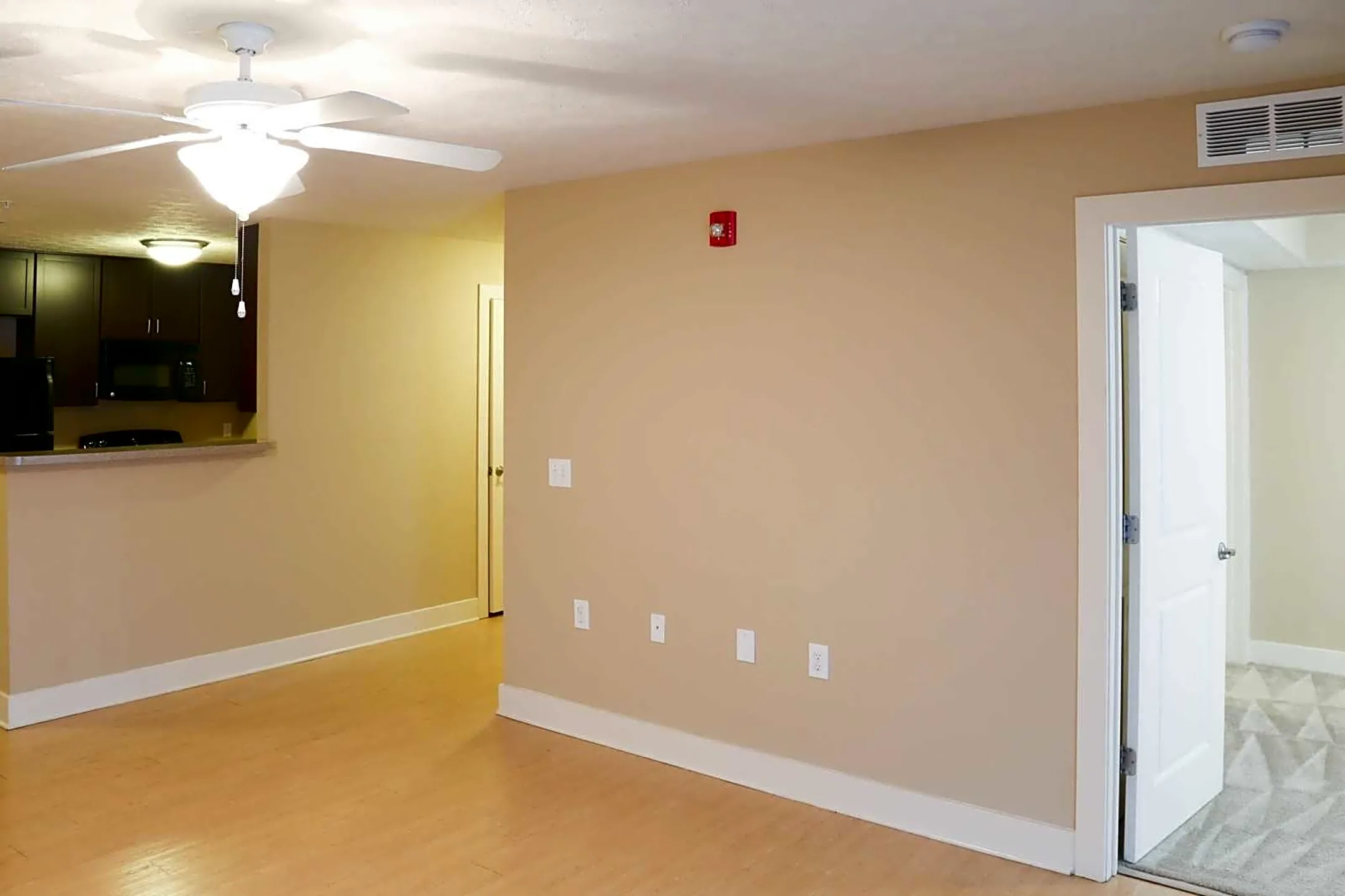 Living Room - Towne Commons Apartments - Elizabethtown, KY