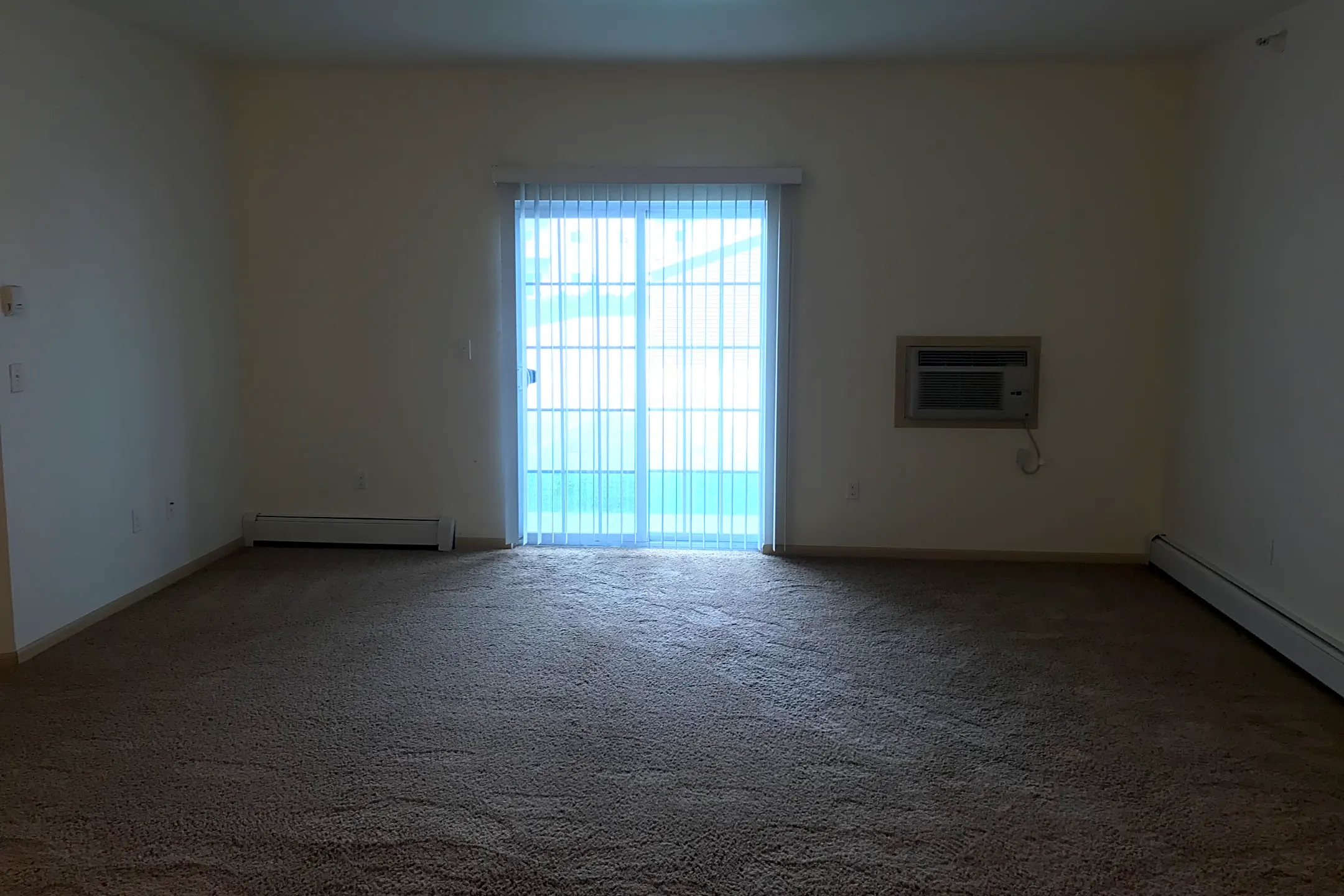 Living Room - The Cascades Apartments - Fargo, ND