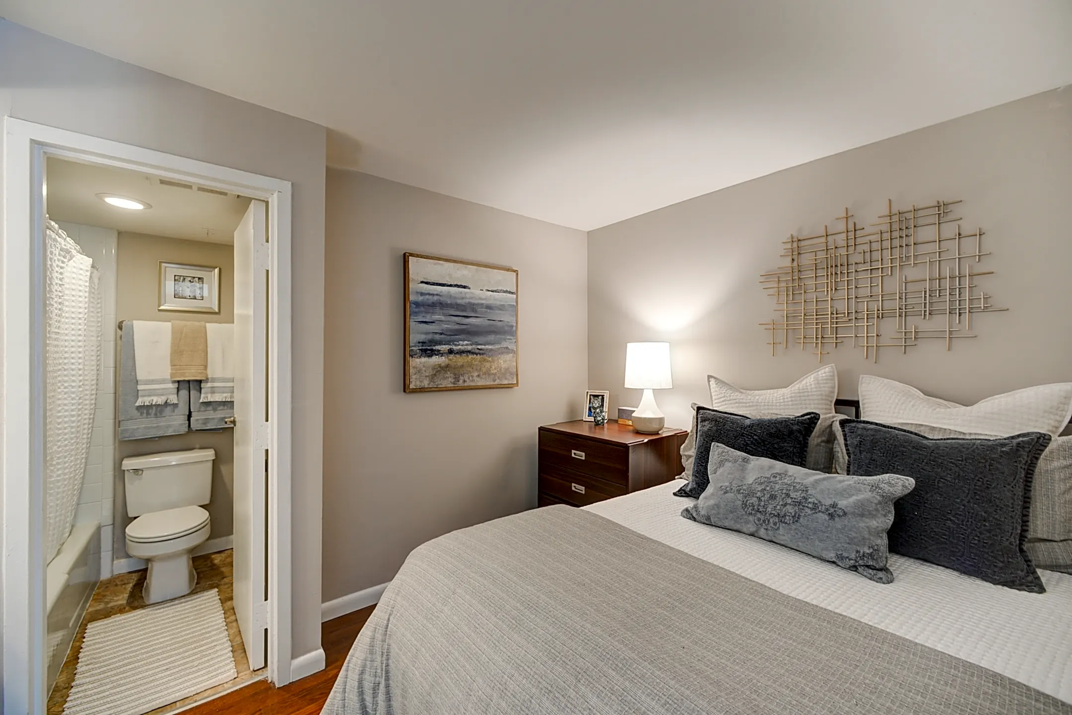 Bedroom - University Apartments - Chapel Hill - PER BED LEASE - Chapel Hill, NC