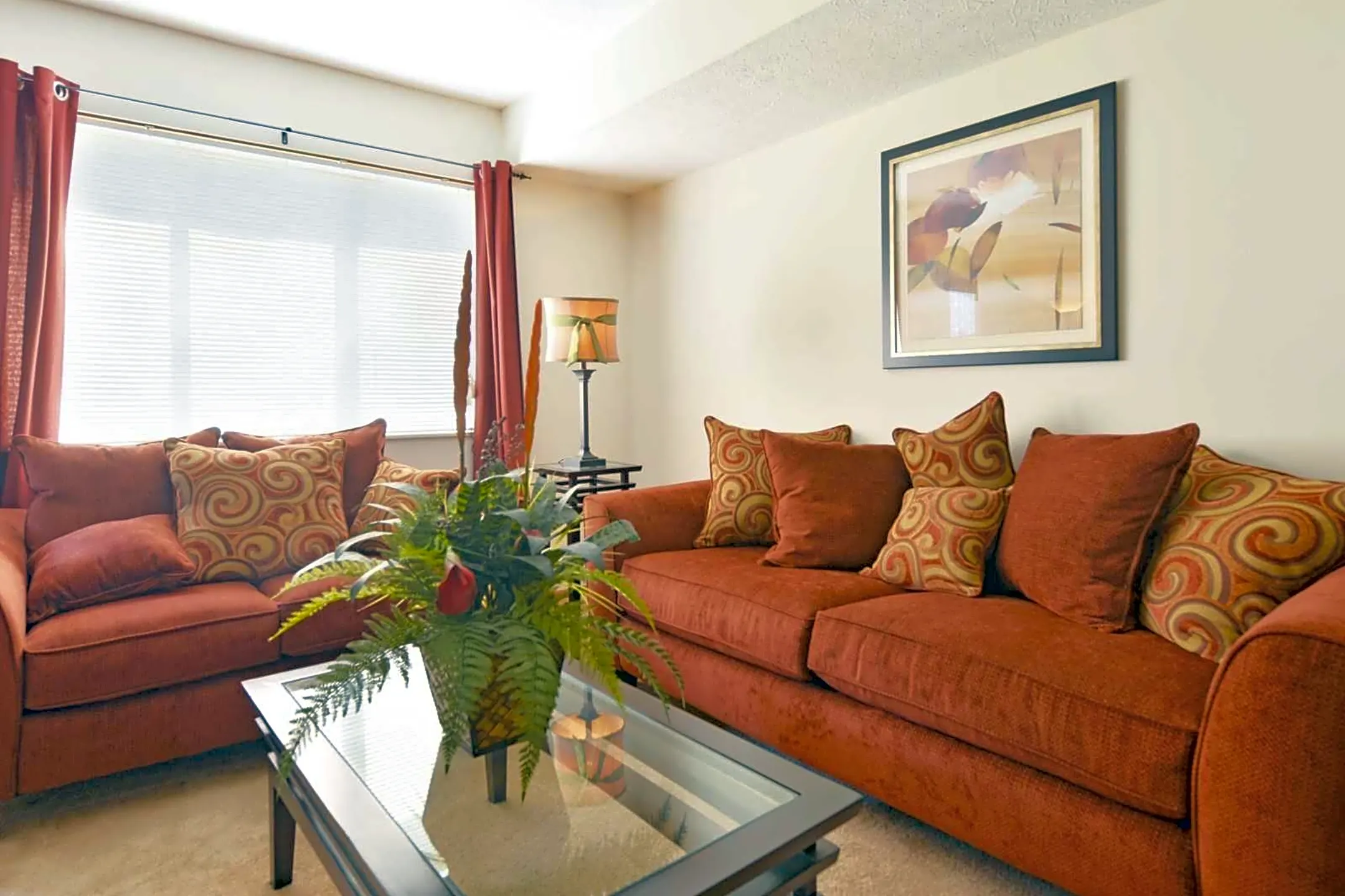 Living Room - Stoney Creek Apartments - Reynoldsburg, OH