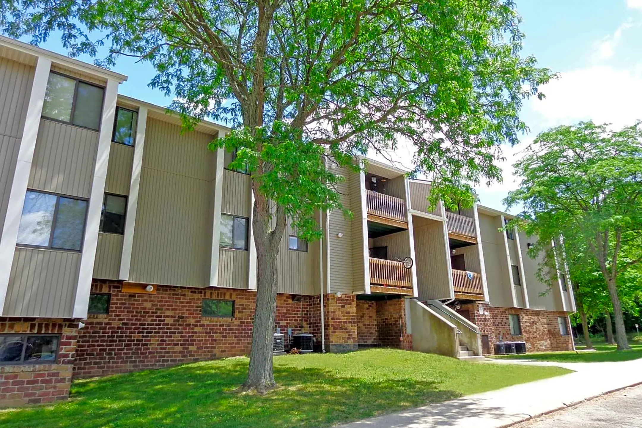 Lilac Hills Apartments - Kalamazoo, MI 49006