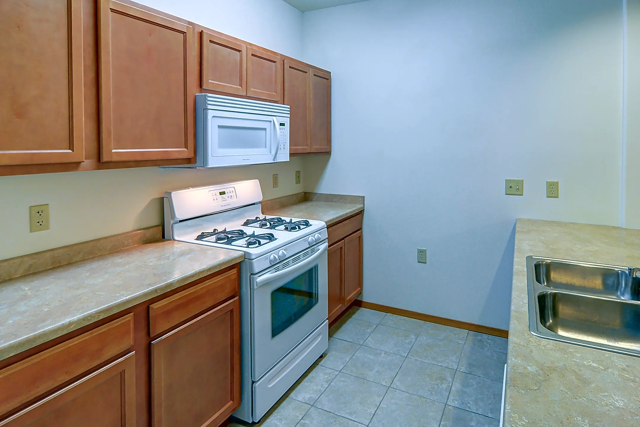 Woodsview Apartments 2717 Park Place Ln Janesville, WI Apartments