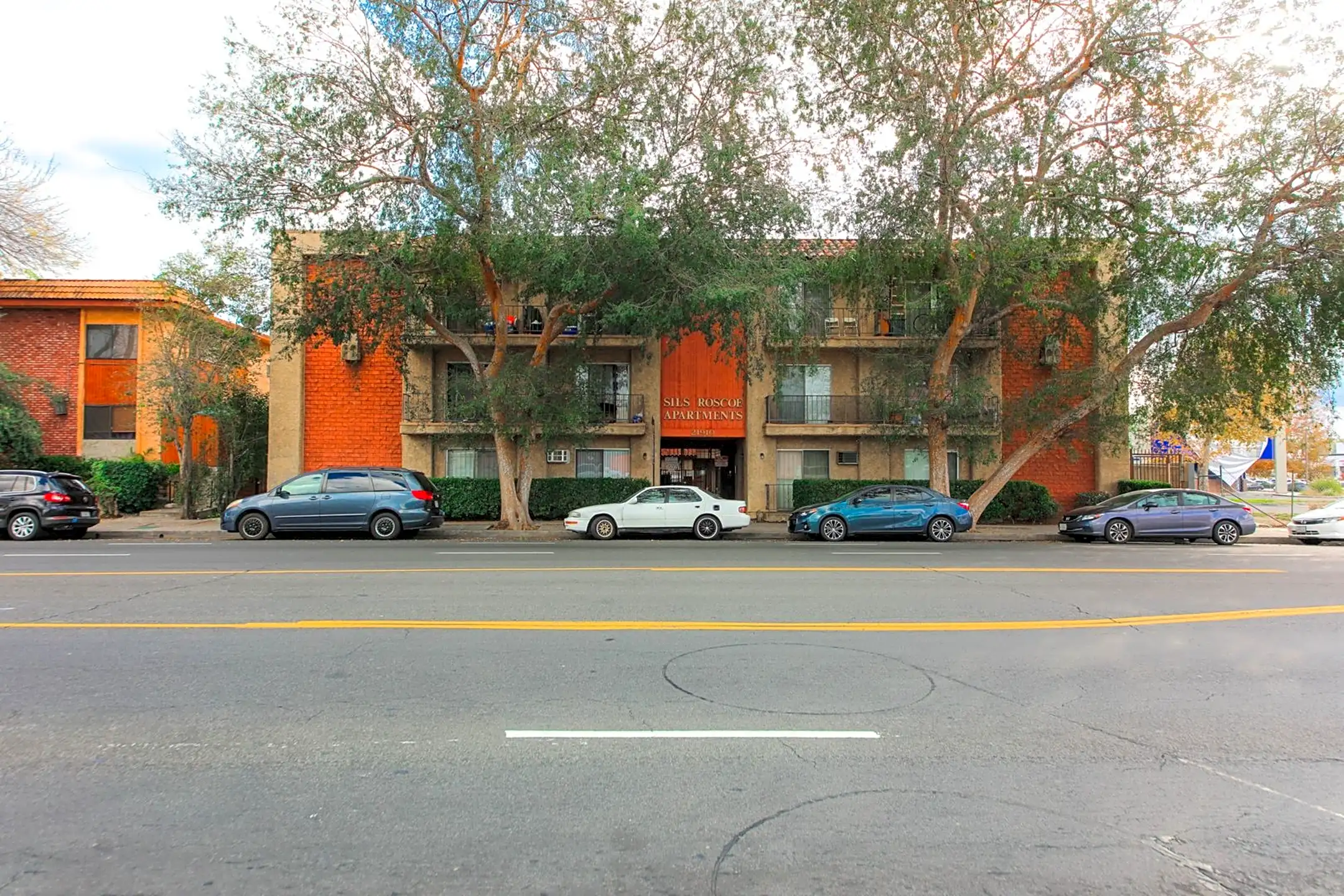 21910 Roscoe Blvd Houses Los Angeles, CA 91304