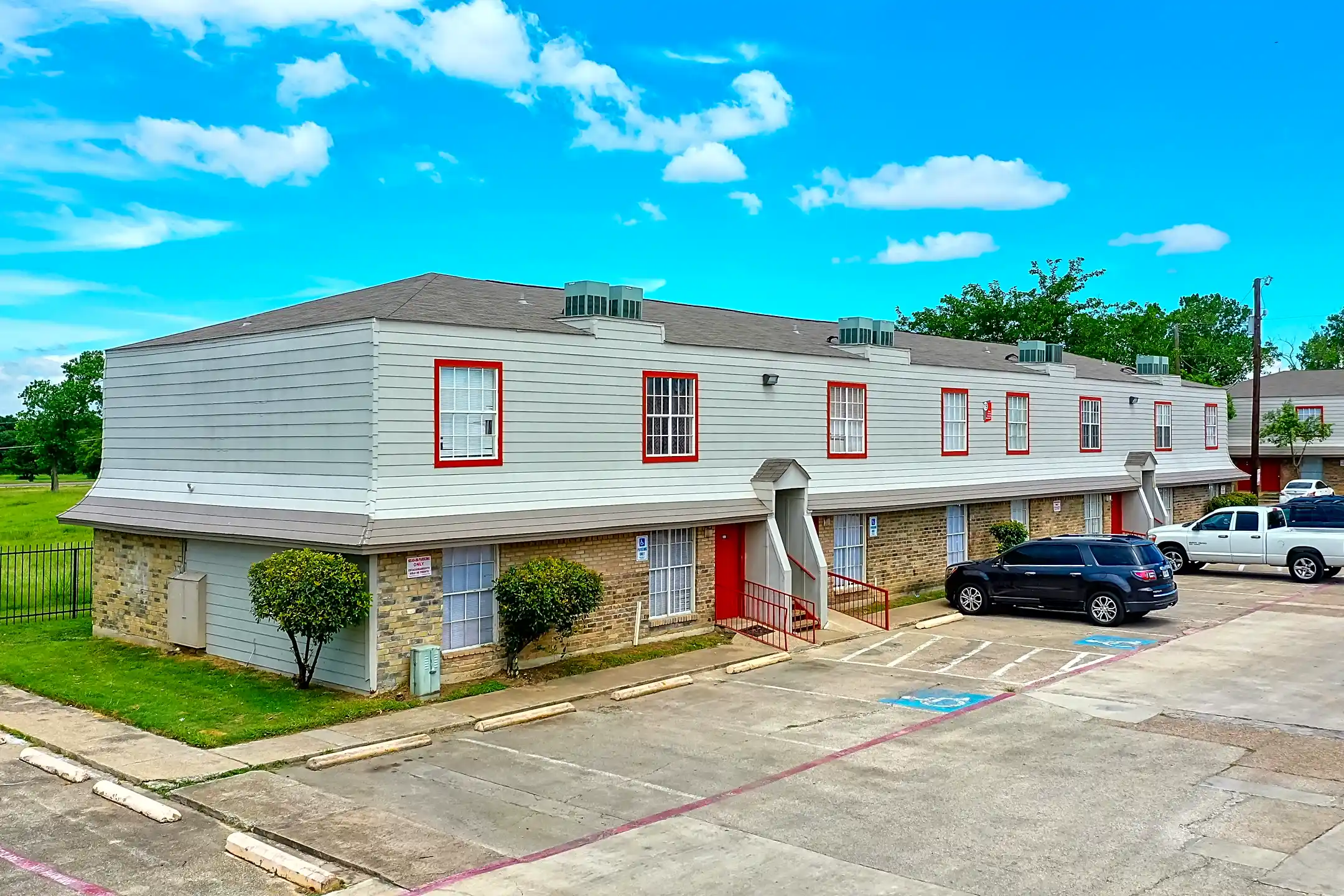 Las Lomas Apartment Homes 6161 Trail Glen Dr Dallas, TX Apartments
