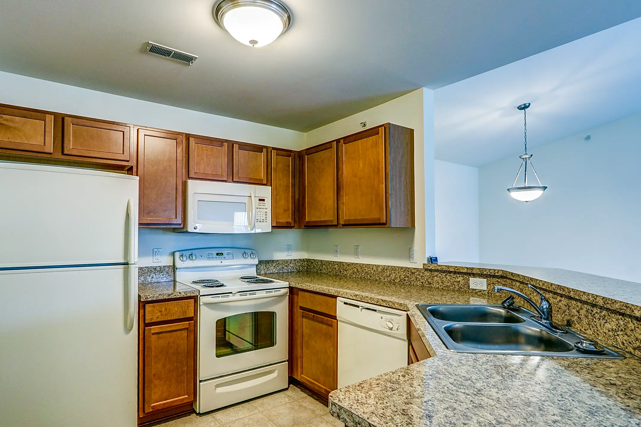 Ashford Apartments w/ Garages Shelby Township, MI 48317