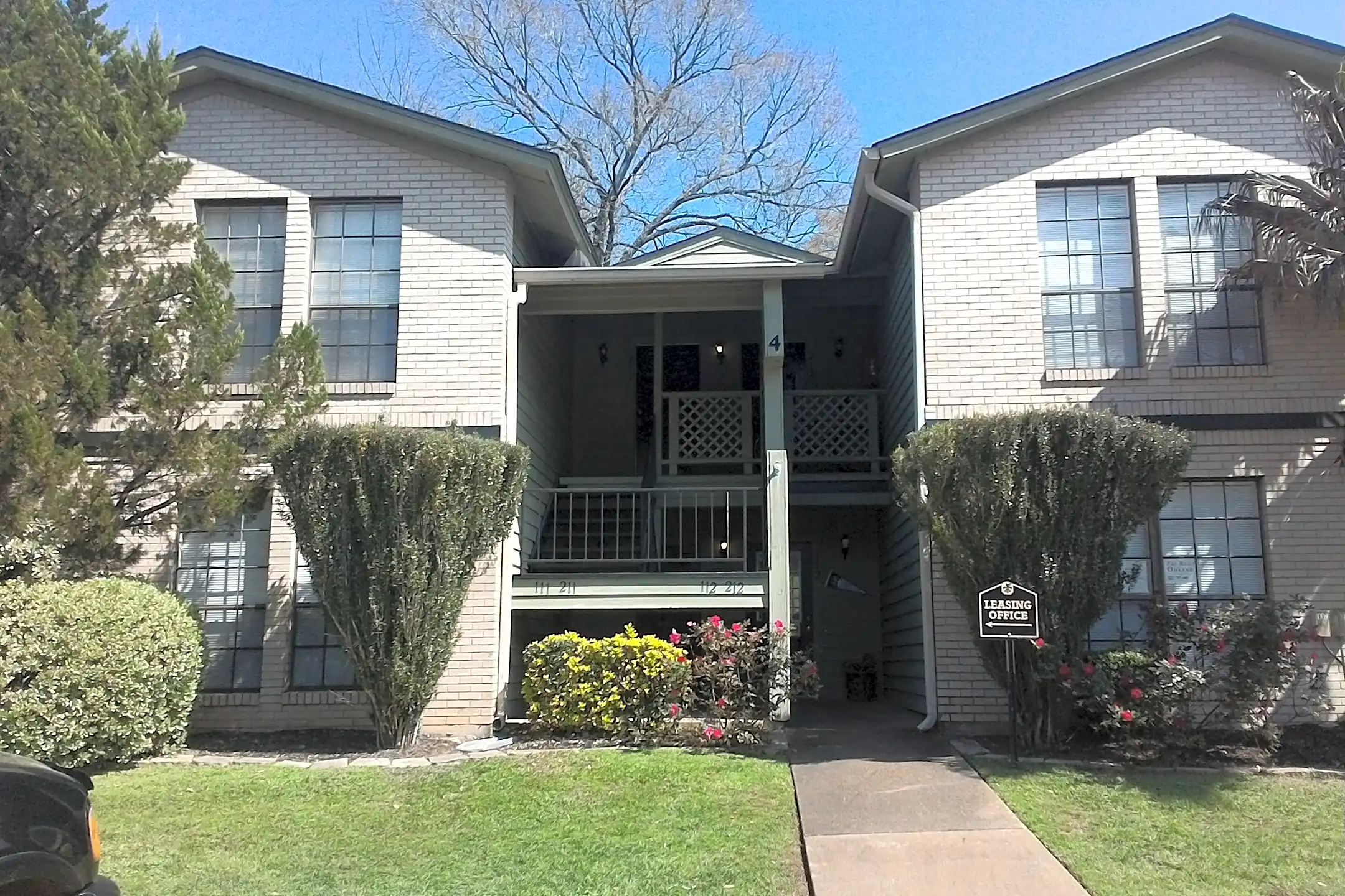 Building - 327 W College St - Nacogdoches, TX