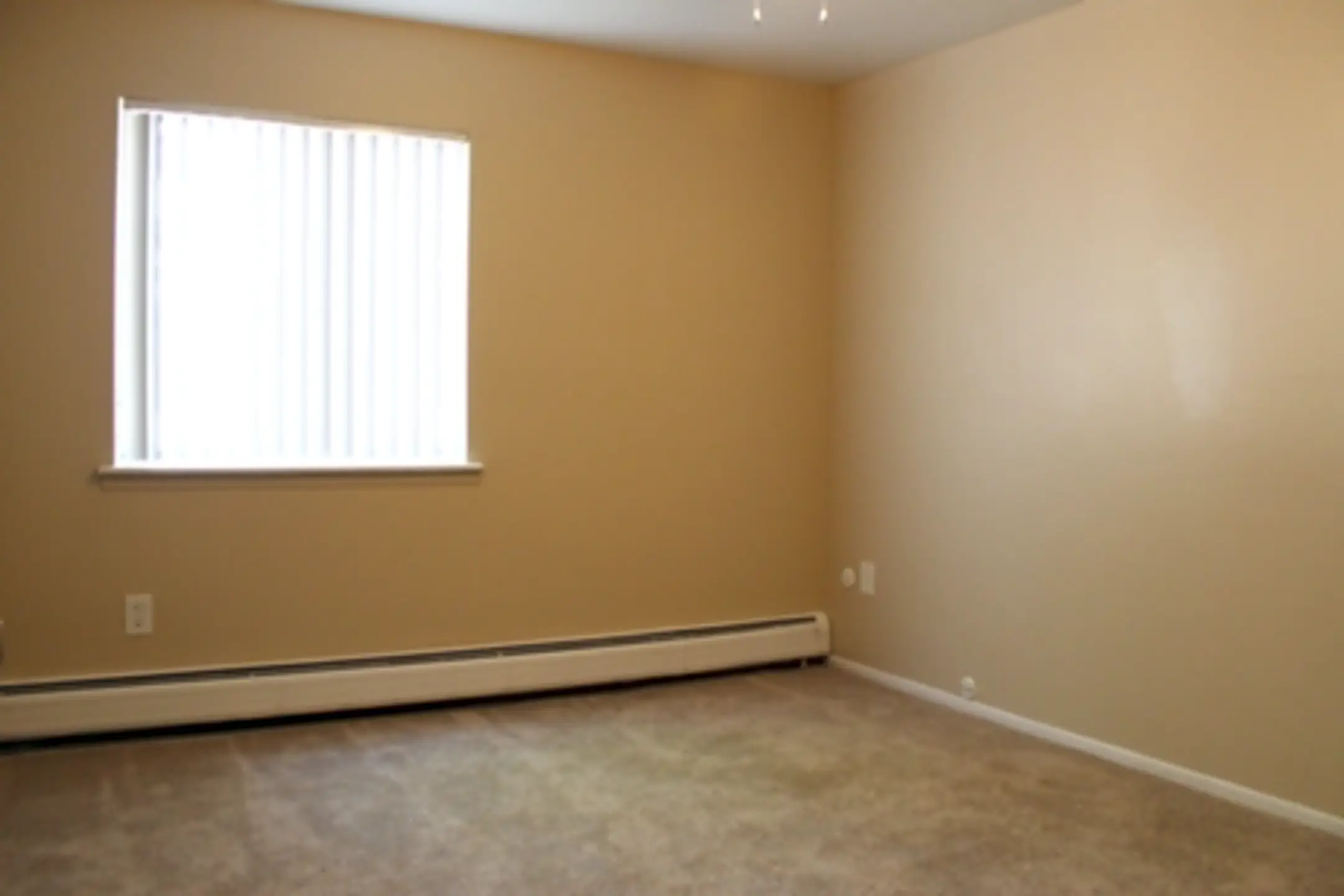 Tuscan Shores Apartments 30711 Quinkert St Roseville, MI Apartments