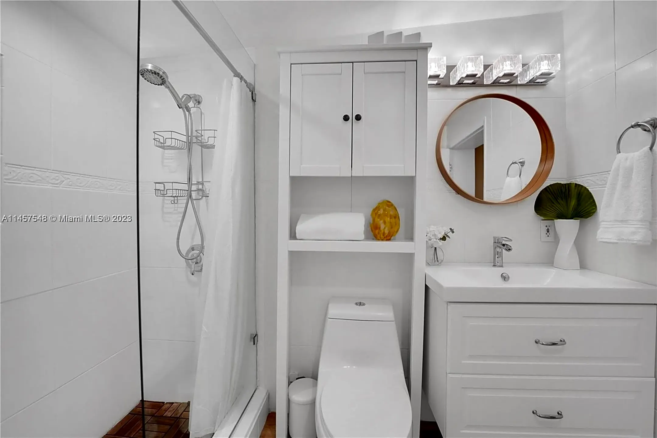 Bathroom - 355 NE 87th St - El Portal, FL