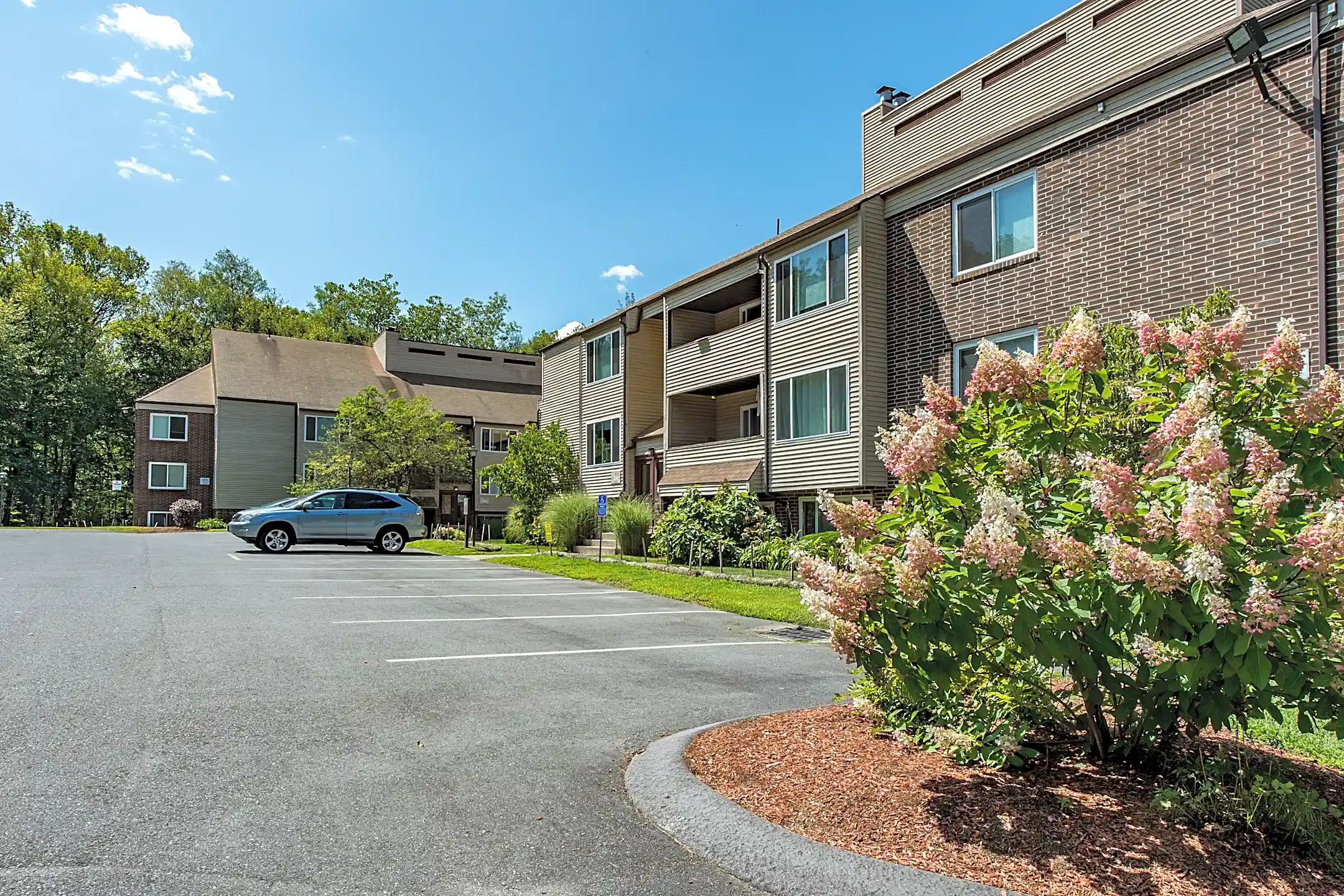 Redwood Hills Apartments 376384 Sunderland Rd Worcester, MA