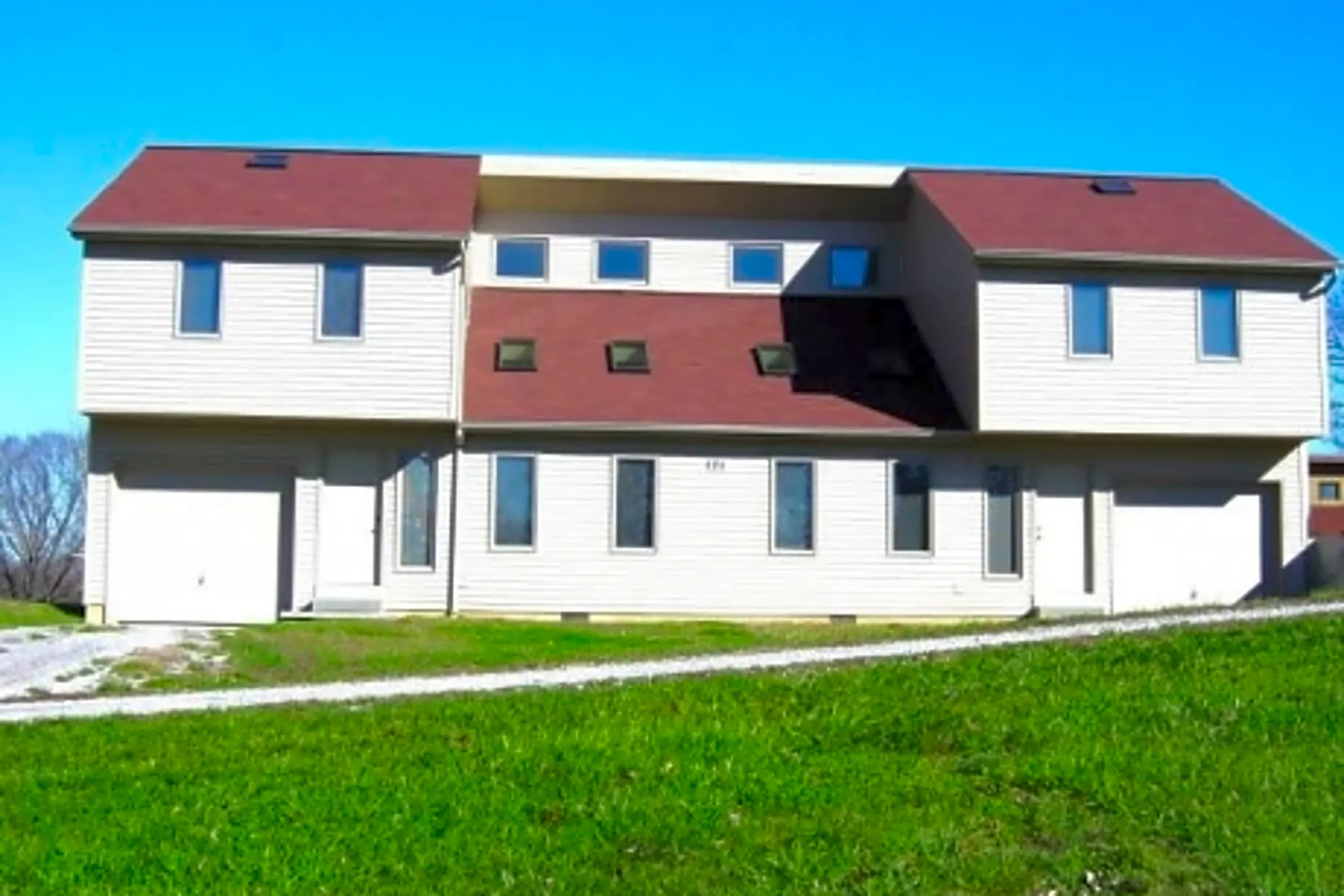 Rolling Meadows Townhomes 201 Carolyn Dr Carbondale, IL Apartments