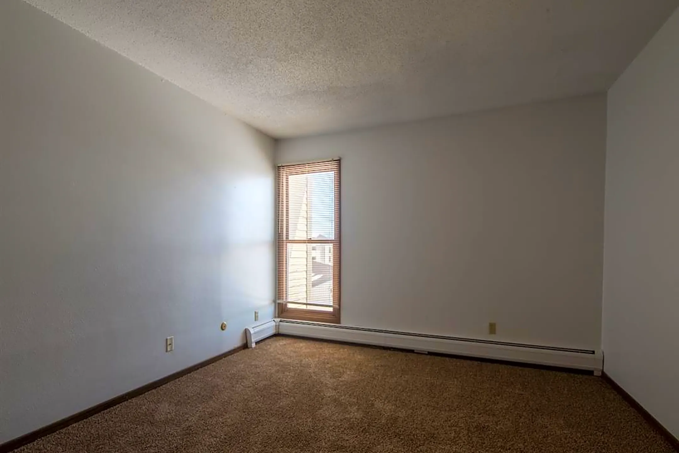 Woodlake Apartments 4008 S Louise Ave Sioux Falls, SD Apartments