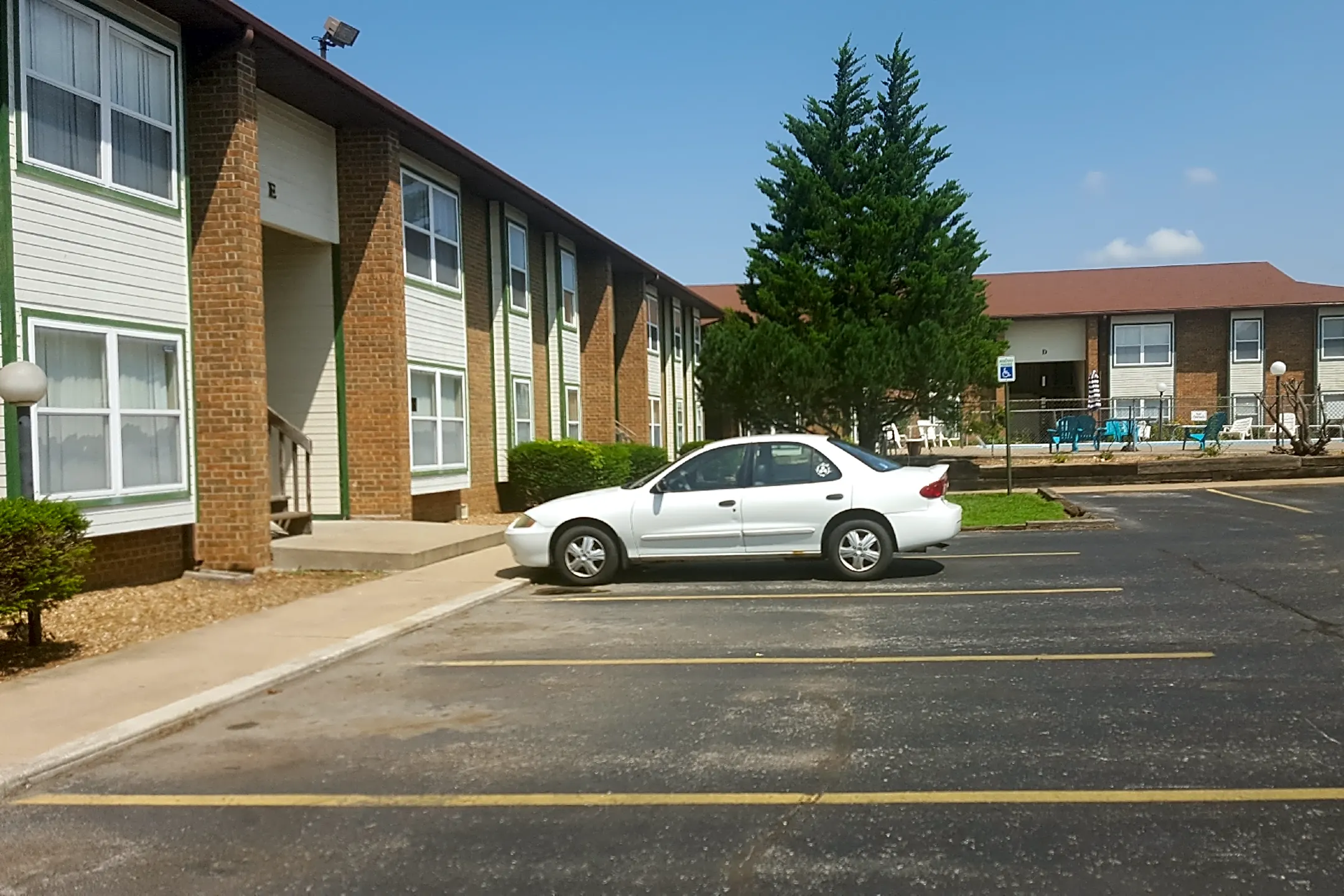 Pool - Meheli Pines Apartments - Springfield, MO