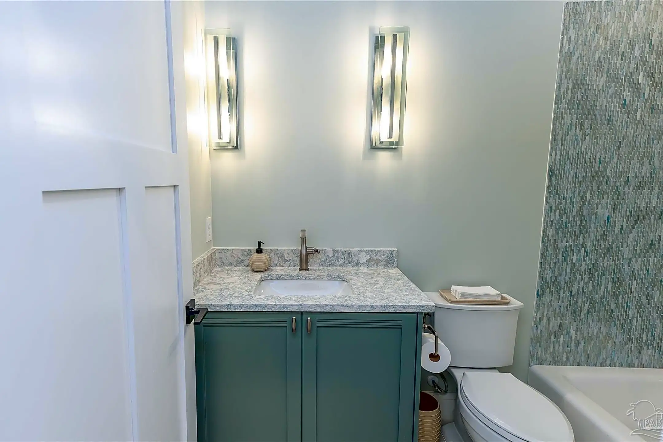Bathroom - 310 N 7th Ave - Pensacola, FL