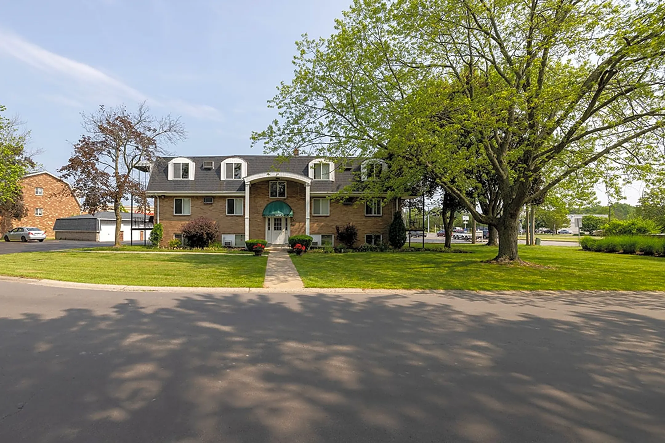 Town Hall Terrace Apartments - 2255 Center Terrace | Grand Island, NY 