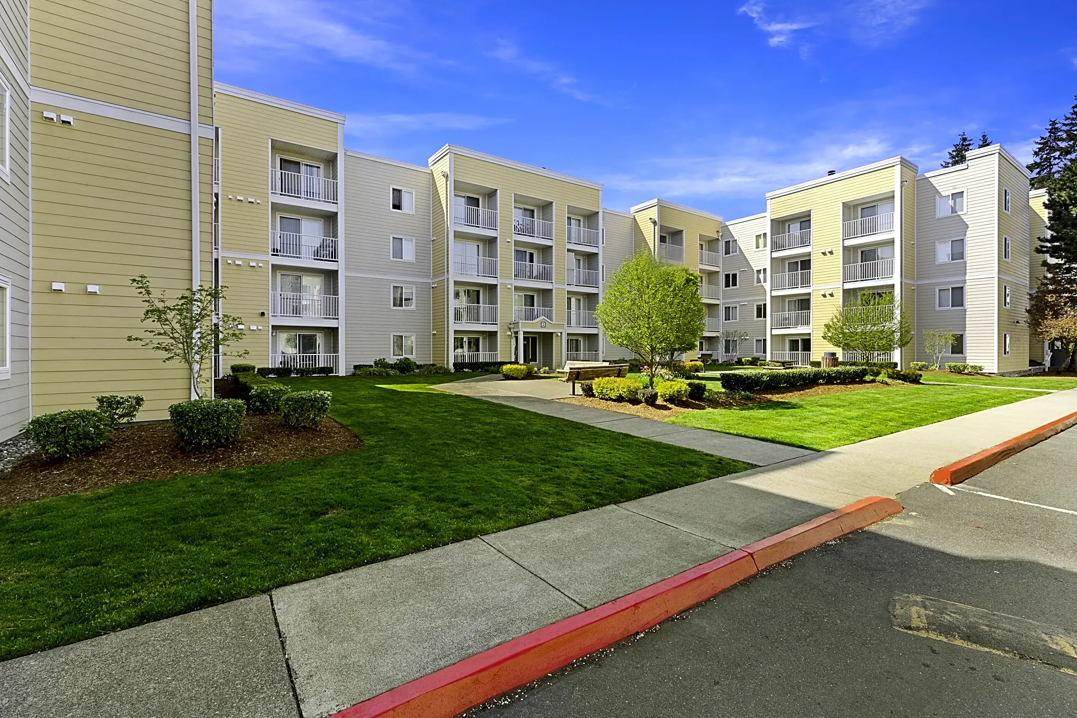 Camelot Apartments - Everett, WA 98204