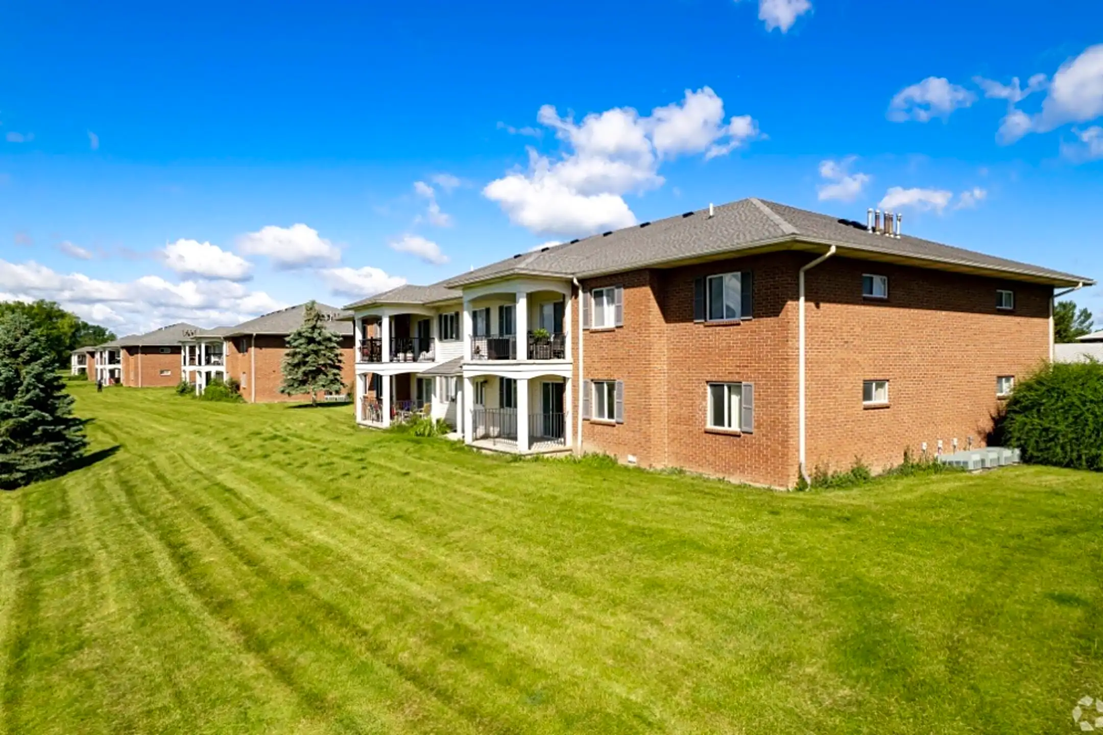 CenterPointe Apartments & Townhomes 5570 Centerpointe Blvd