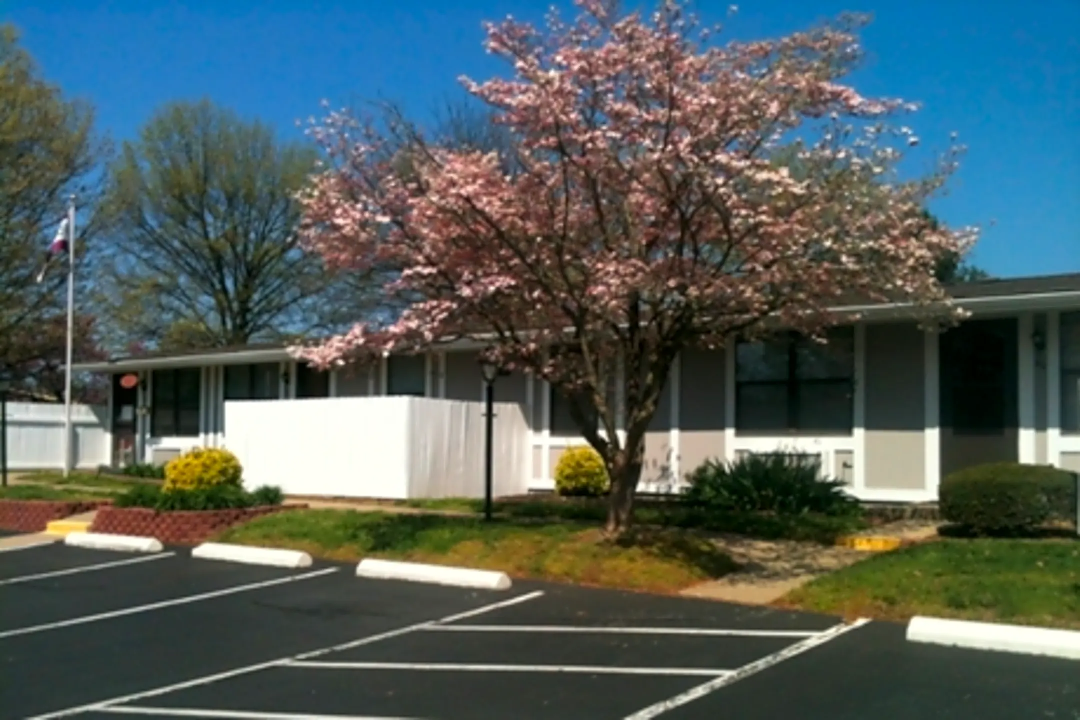 Cedargate Apartments 2701 N Mill Ave Bowling Green, KY Apartments