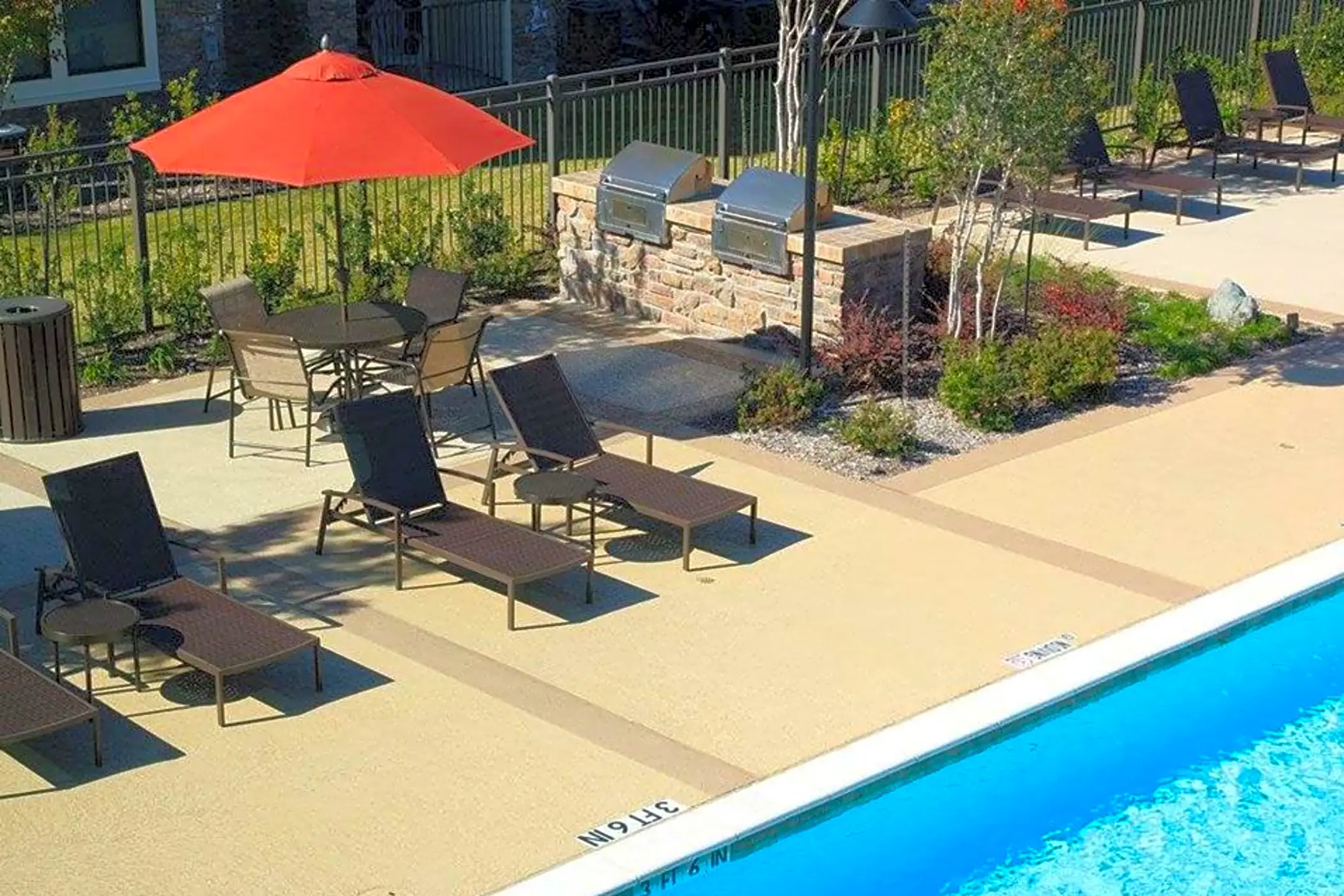 Pool - Arden of Oak Brook - Oakbrook Terrace, IL