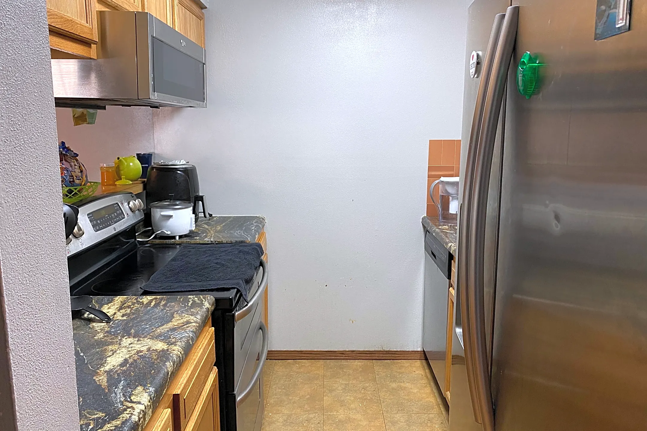 Kitchen - Pfeffer Apartments - Champaign, IL