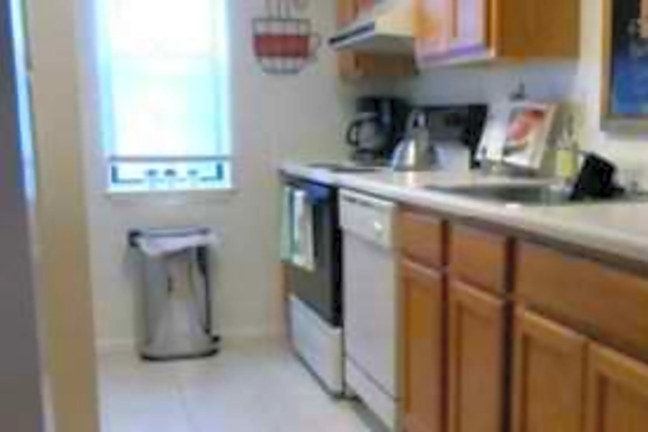 Kitchen - Foxcroft Village Apartments - Martinsburg, WV