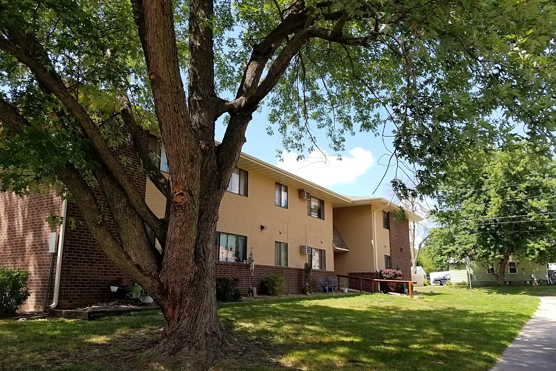 Courtyard Apartments 1453 North 11th Avenue East Newton, IA