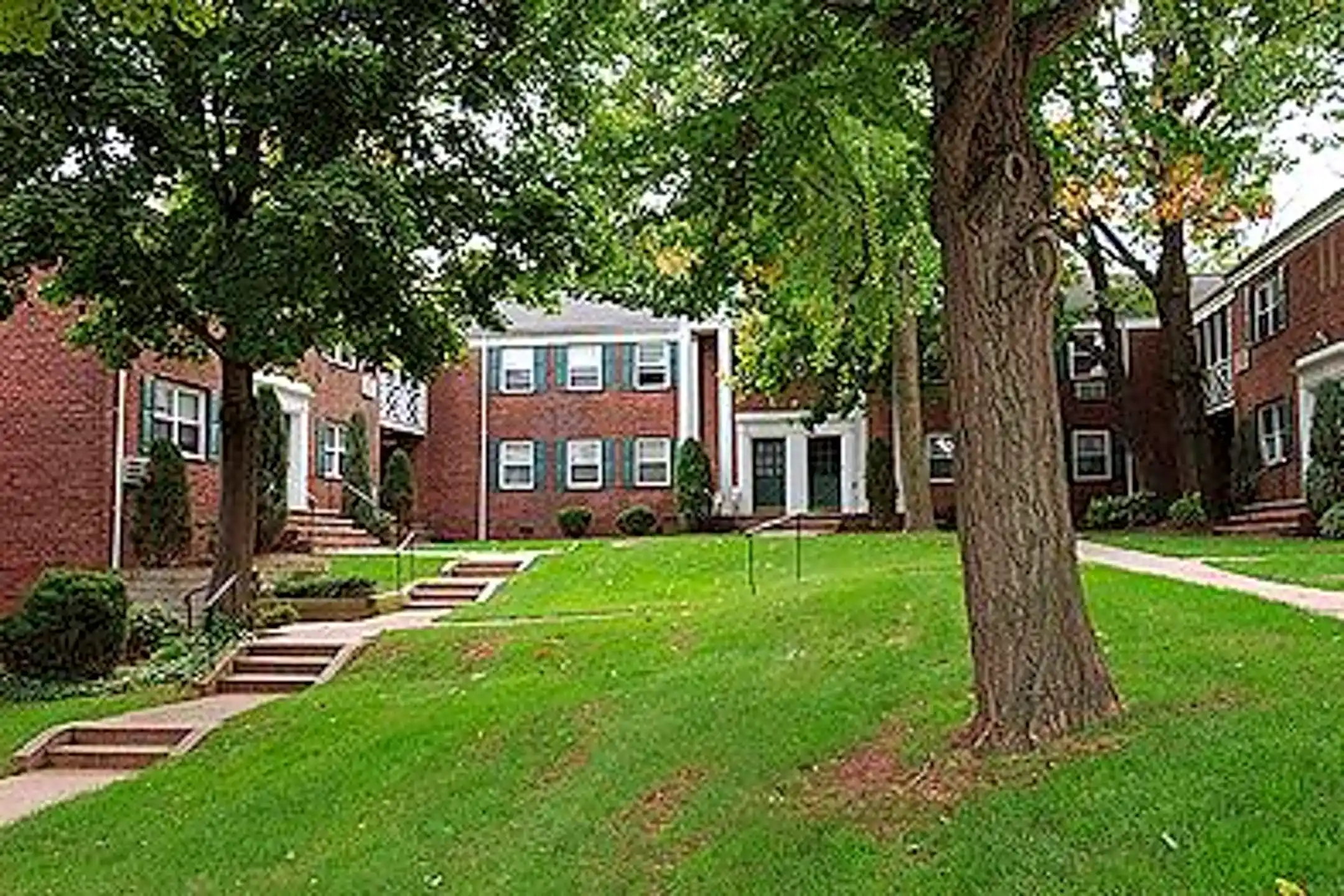 Park Terrace Gardens 118 Terrace Ave Hasbrouck Heights, NJ