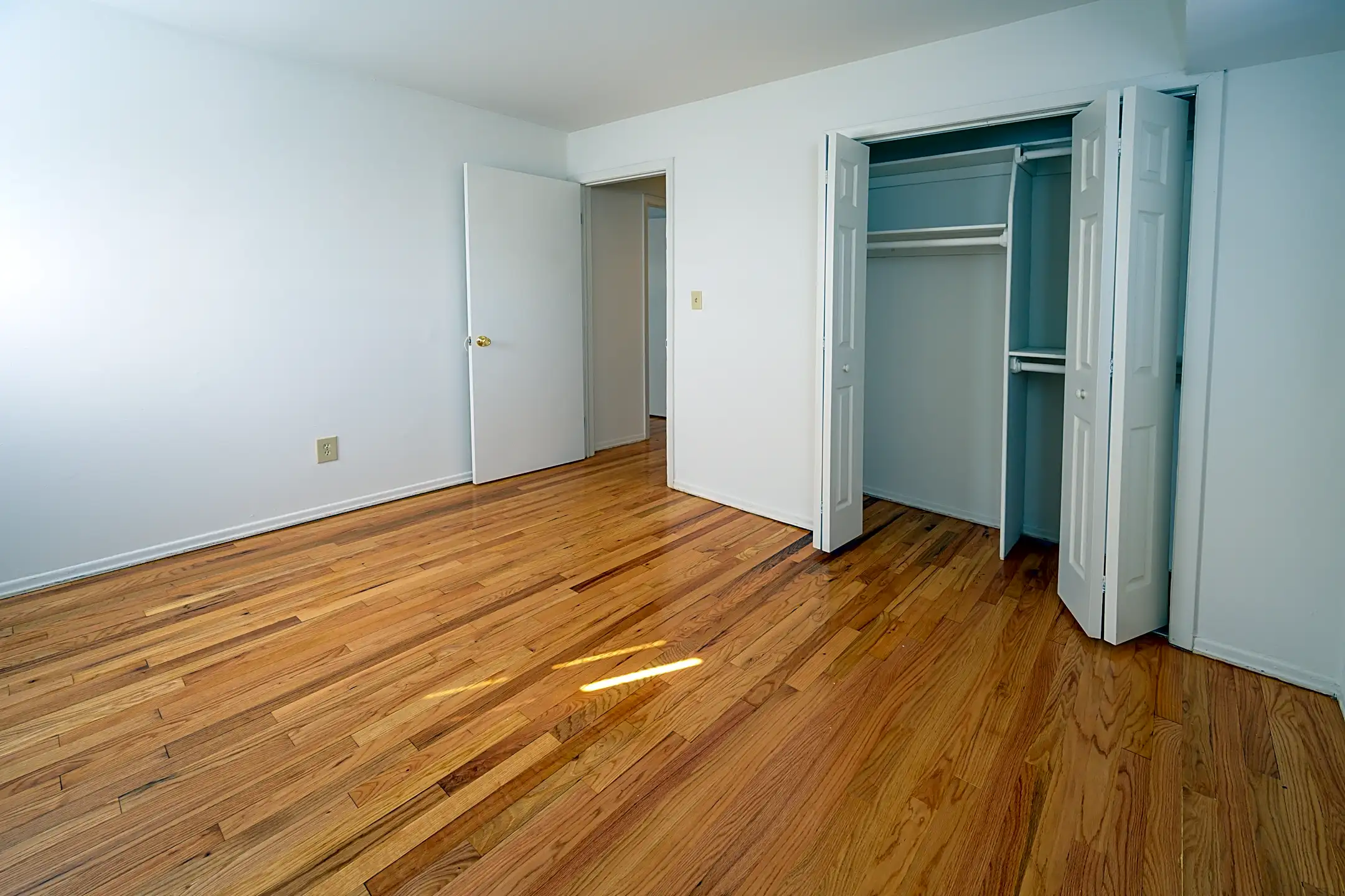 Merritt Gardens 306090 Knickerbocker Road Dumont, NJ Apartments