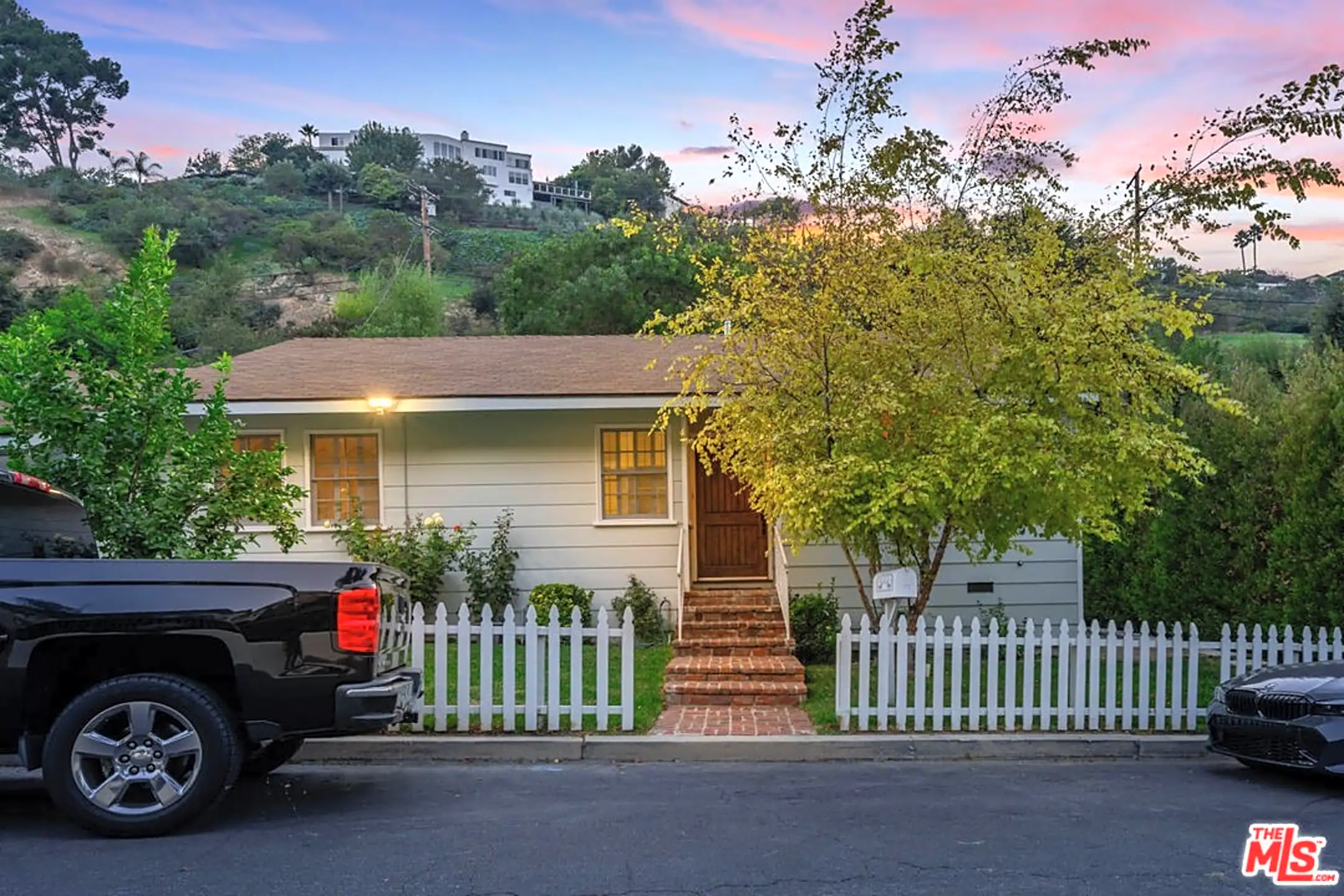 Building - 3771 Longview Valley Rd - Los Angeles, CA