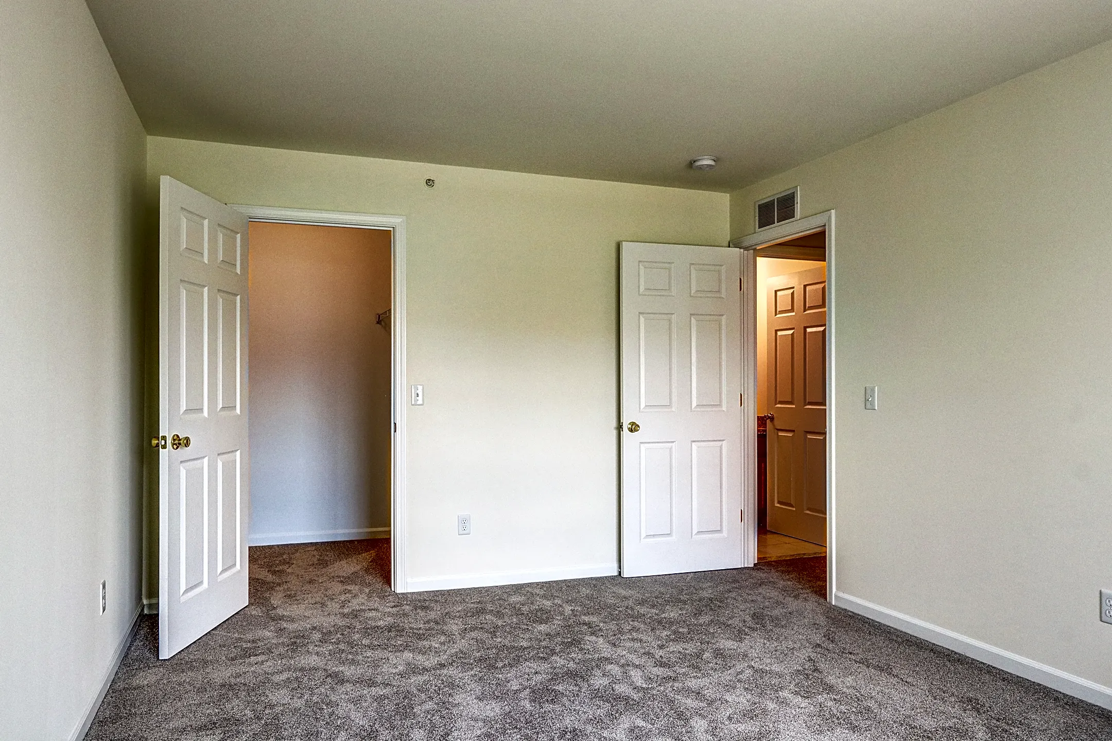 Ashford Apartments w/ Garages Shelby Township, MI 48317